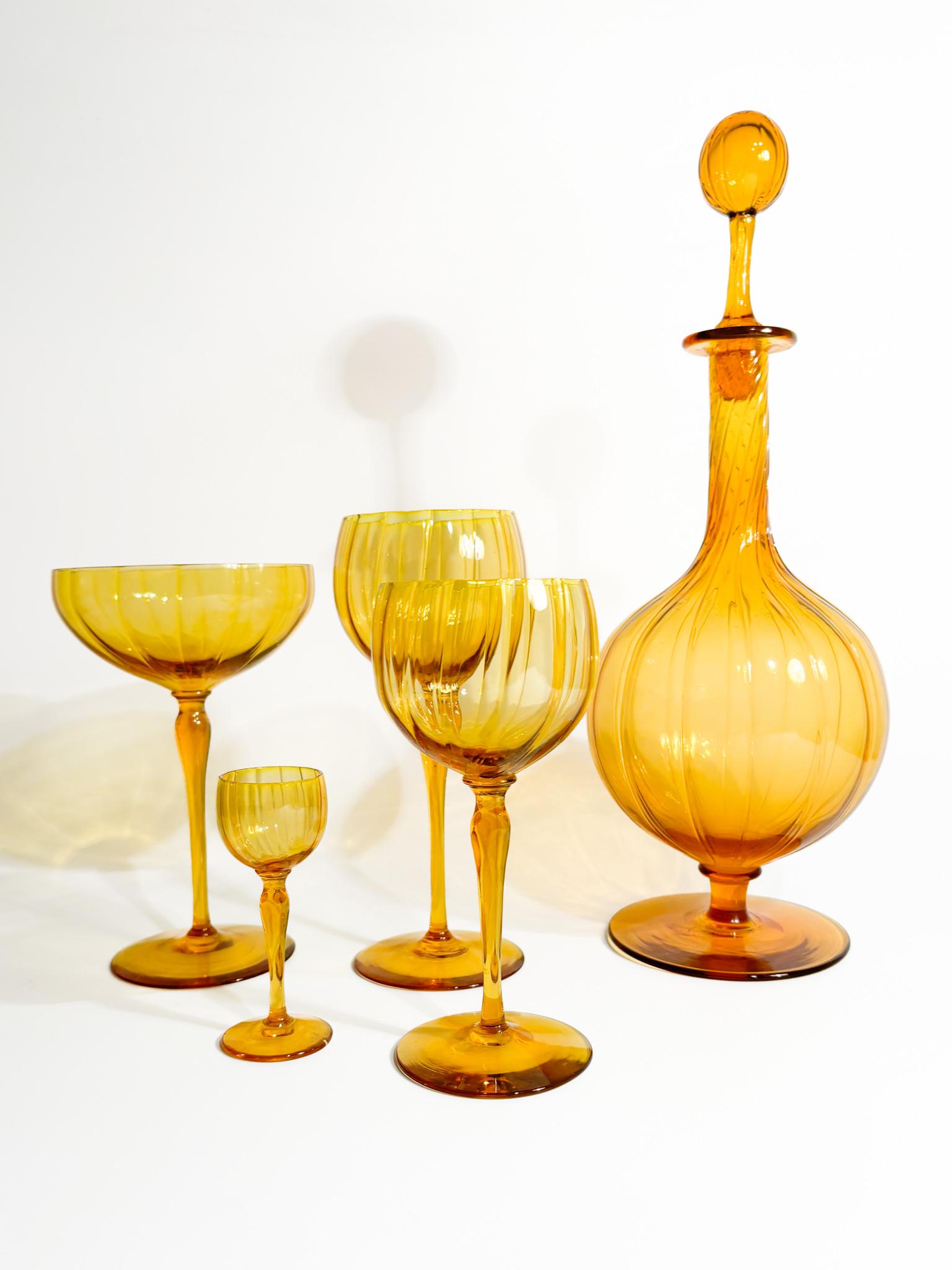 Art Deco Set of 6 Champagne Glasses, Wine, Water, Rosolio and Bottle in Murano Glass 1940 For Sale