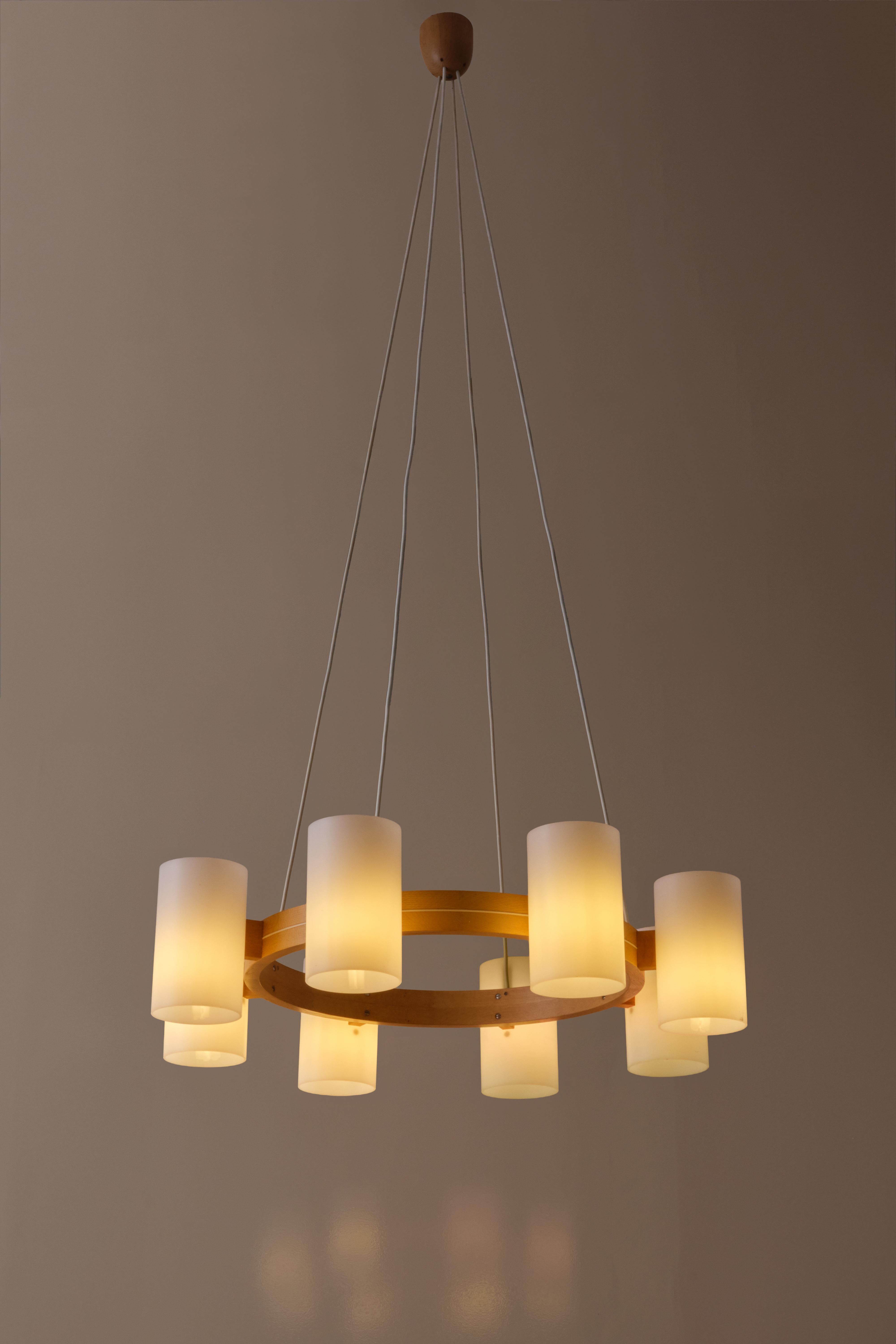 Model 587 diseñado por Uno & Östen Kristiansson, producido por Luxus. Roble y grandes pantallas acrílicas.
Muy buen estado. La altura es ajustable según tus deseos.
Juego de 6 disponible. El precio indicado es por una lámpara de araña. 