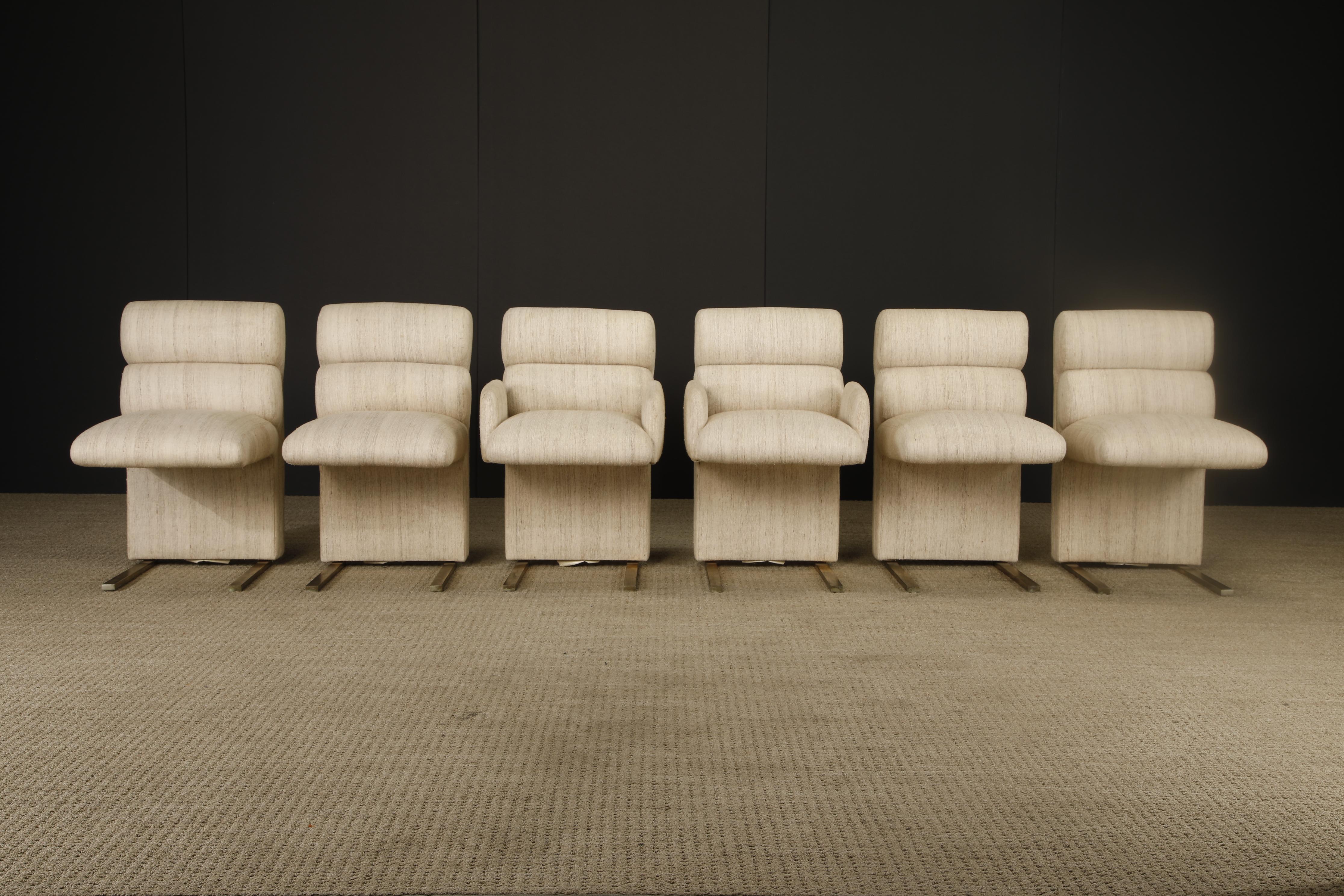 Ein faszinierender und seltener Satz von sechs Vintage-Esszimmerstühlen von Finesse Furniture Ltd, bestehend aus vier Beistellstühlen und zwei Sesseln (auch bekannt als Kapitänsstühle). Diese skulpturalen, kanalgetufteten Stühle sind ein Beispiel