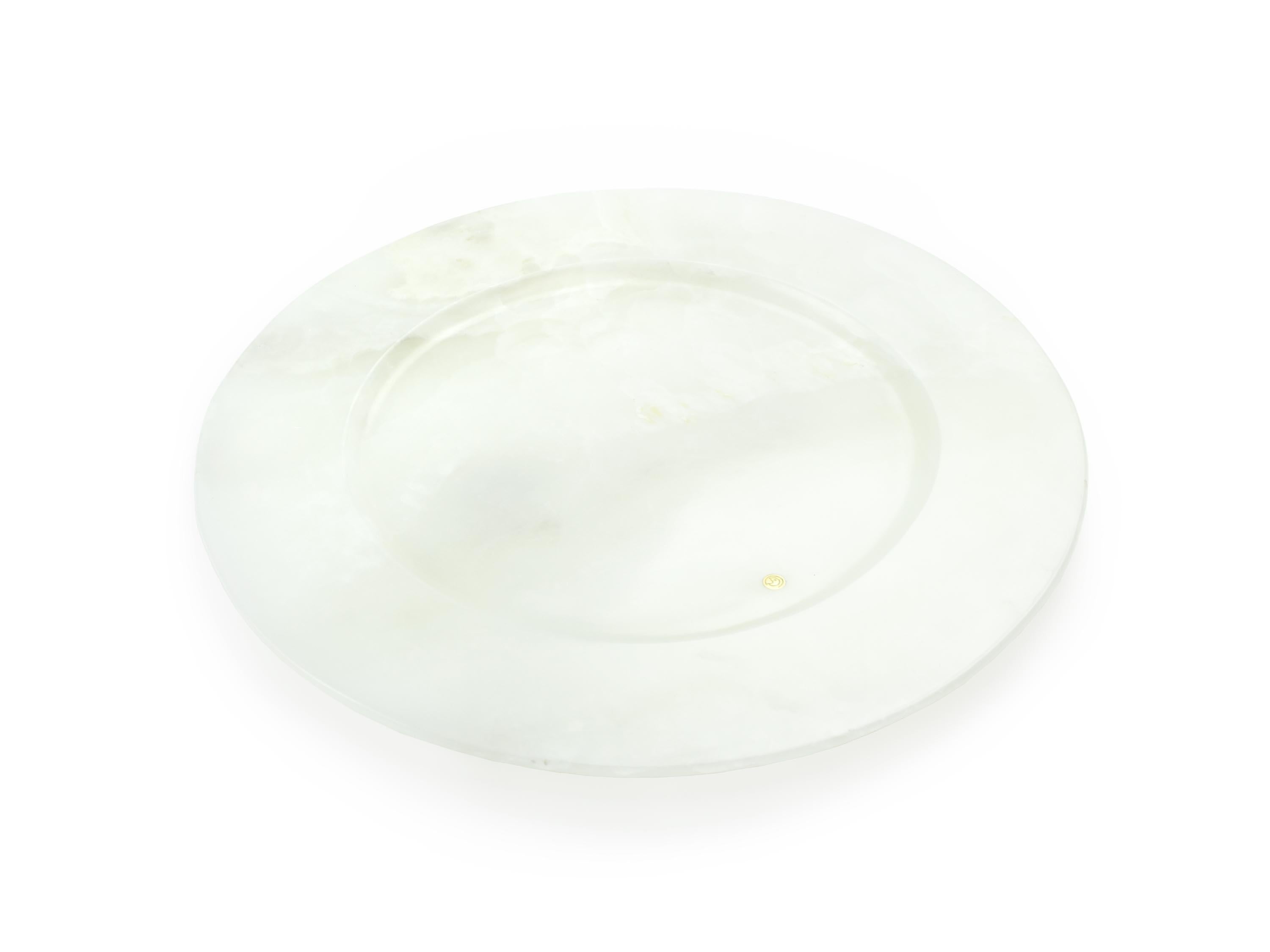 Set of 6 hand carved charger plates in white onyx. Multiple use as charger plates, plates, platters and placers. The polished finishing underlines the transparency of the onyx making this a very precious object. 

Dimensions: D 33, H 1.9 cm.