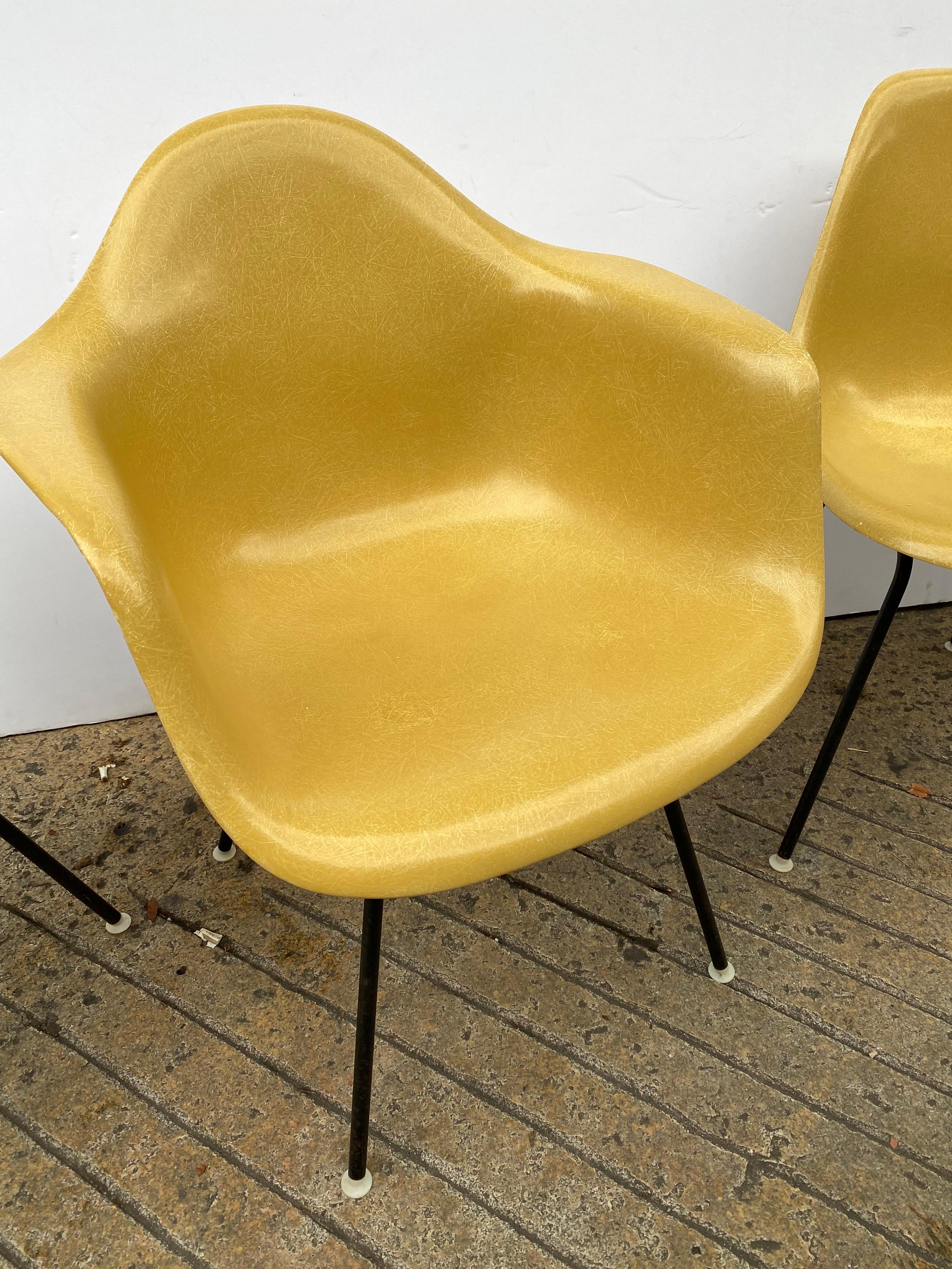 Mid-Century Modern Set of 6 Charles and Ray Eames Fiberglass Chairs