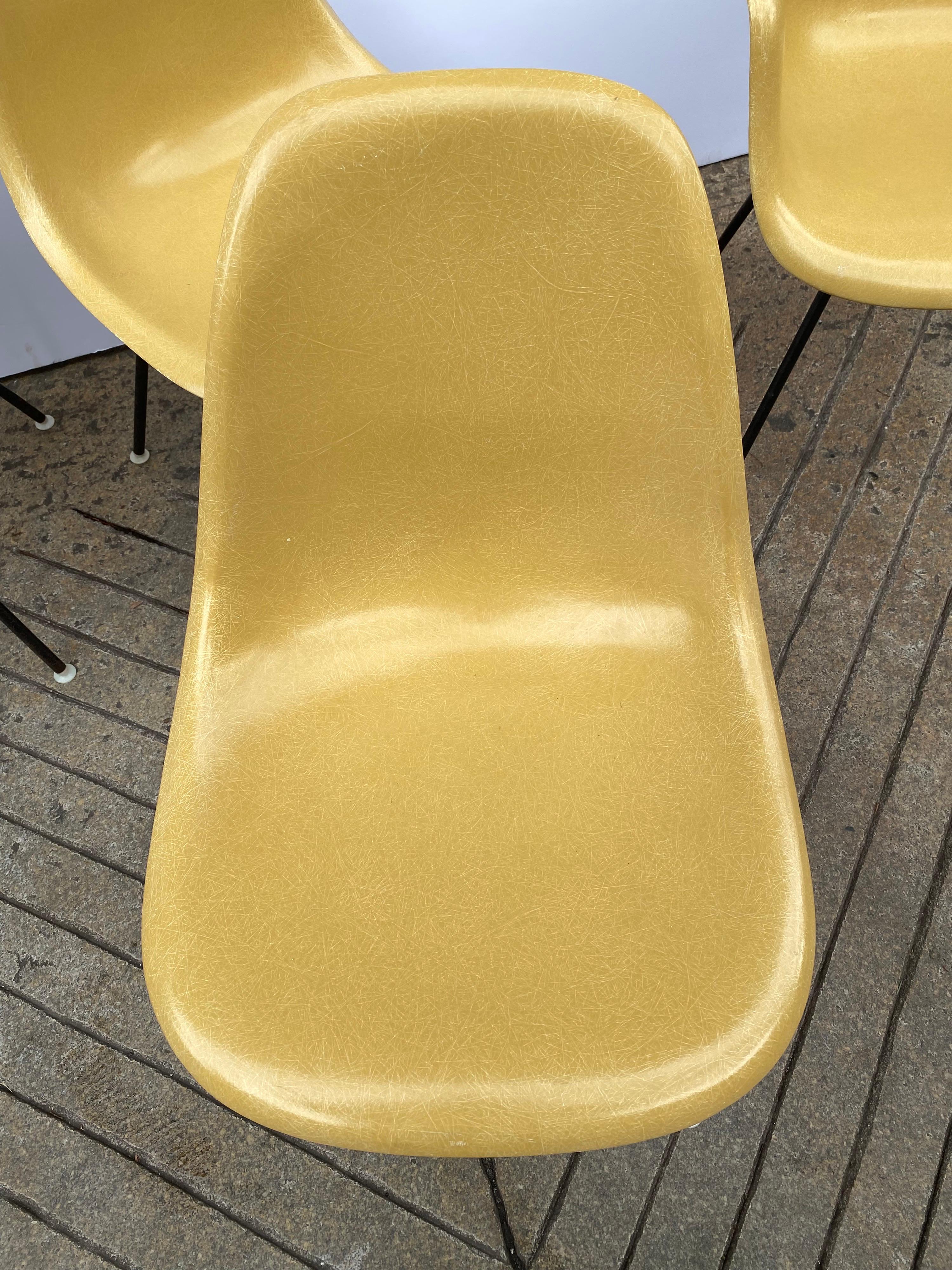 Set of 6 Charles and Ray Eames Fiberglass Chairs In Good Condition In Philadelphia, PA