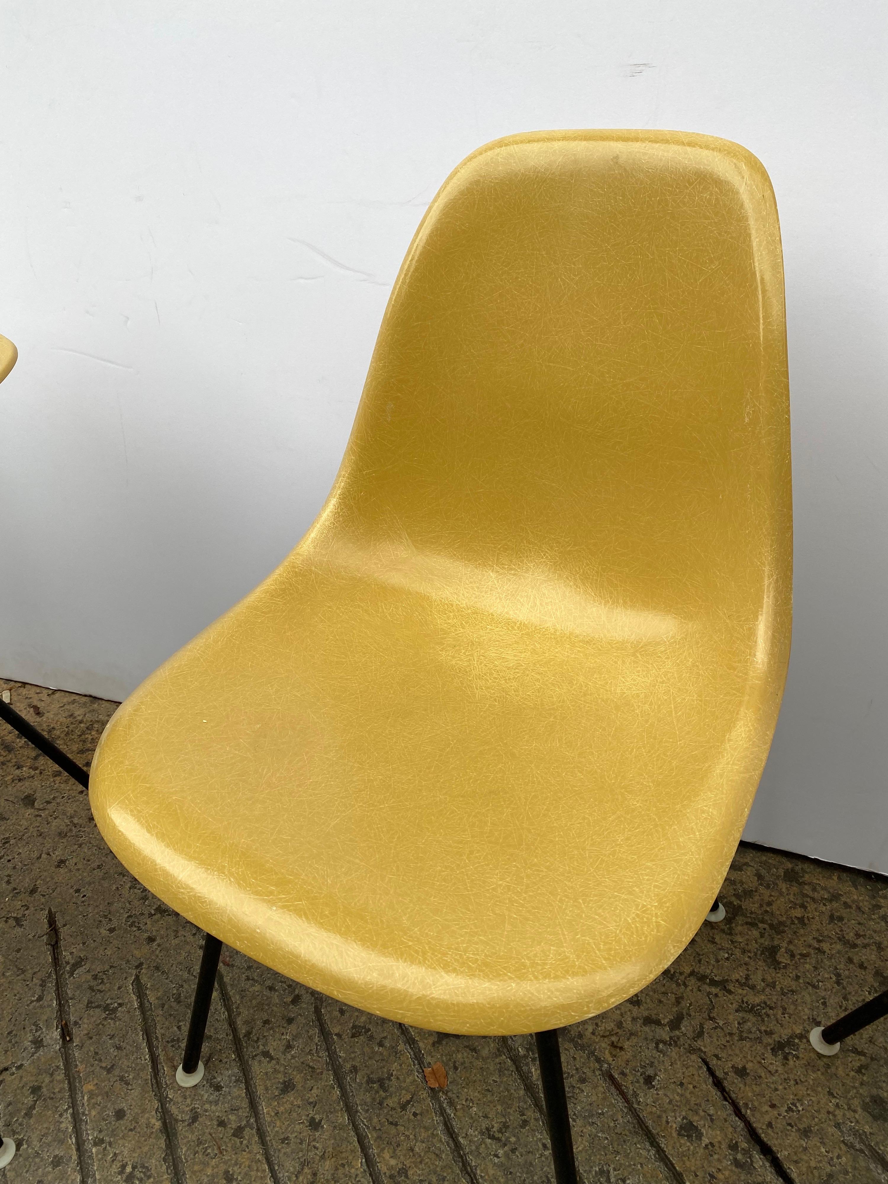 Mid-20th Century Set of 6 Charles and Ray Eames Fiberglass Chairs
