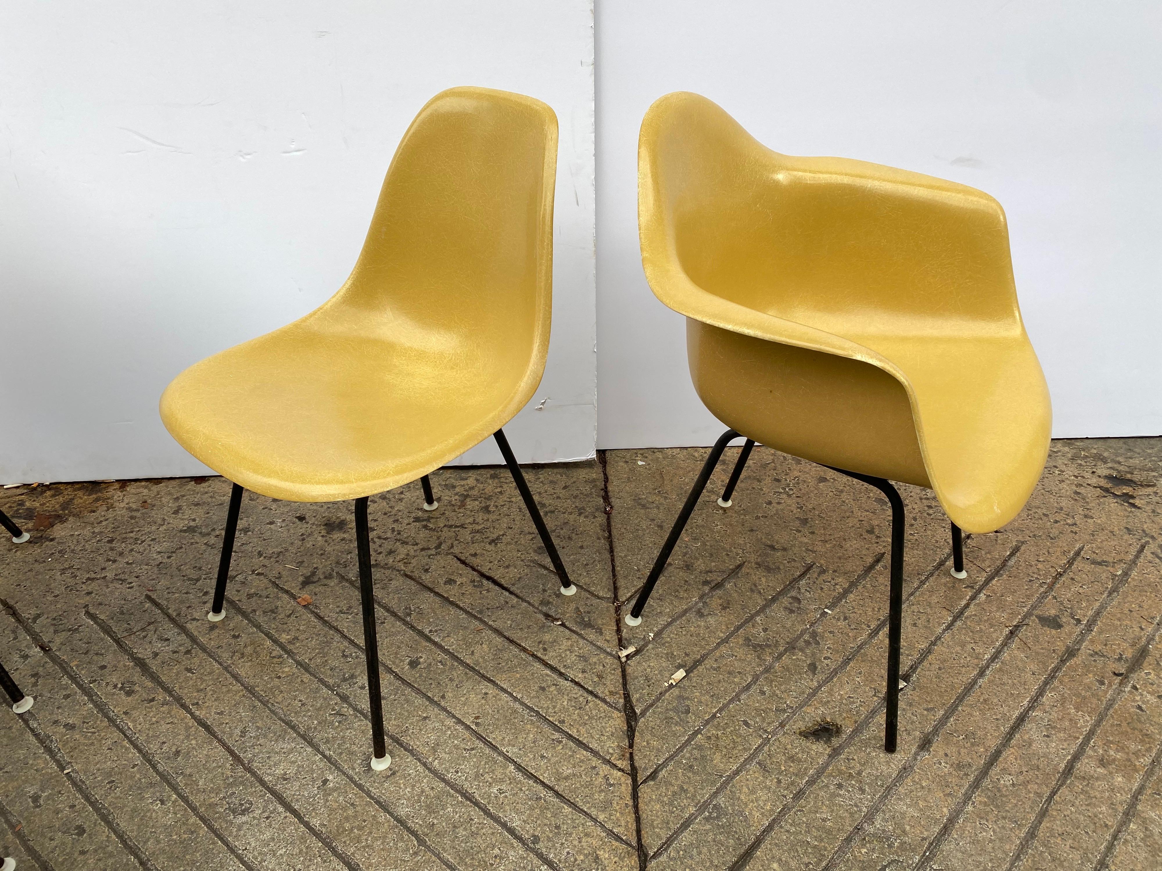 Set of 6 Charles and Ray Eames Fiberglass Chairs 2