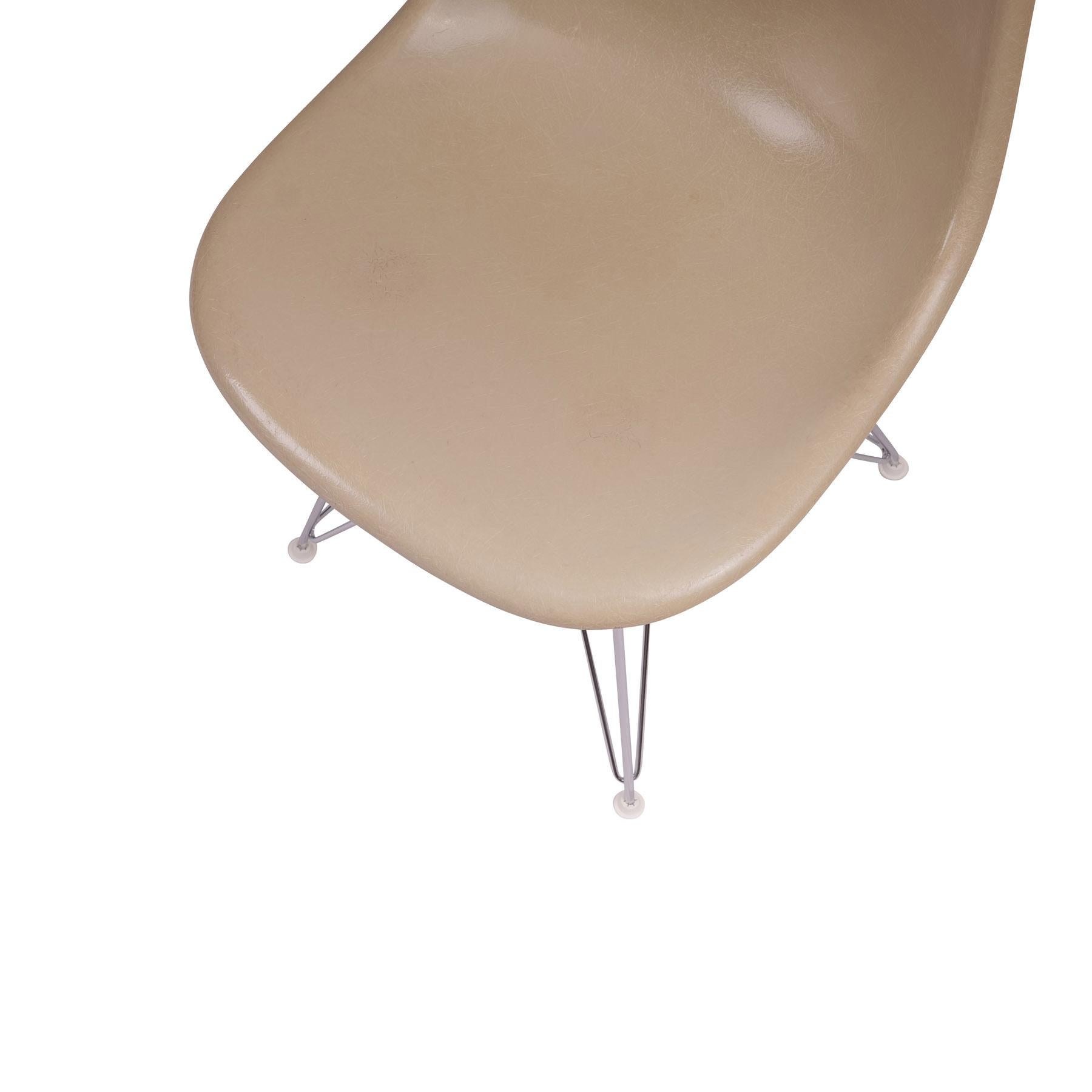 Set of 6 sidechairs, Charles and Ray Eames, fiberglass shell in off-white, 1970s, Vitra Eiffelbase chrome-plated, manufacturer Herman Miller, beautiful vintage condition

height 81 cm, width 47 cm, depth 43 cm

Charles Eames, born in 1907 in St.