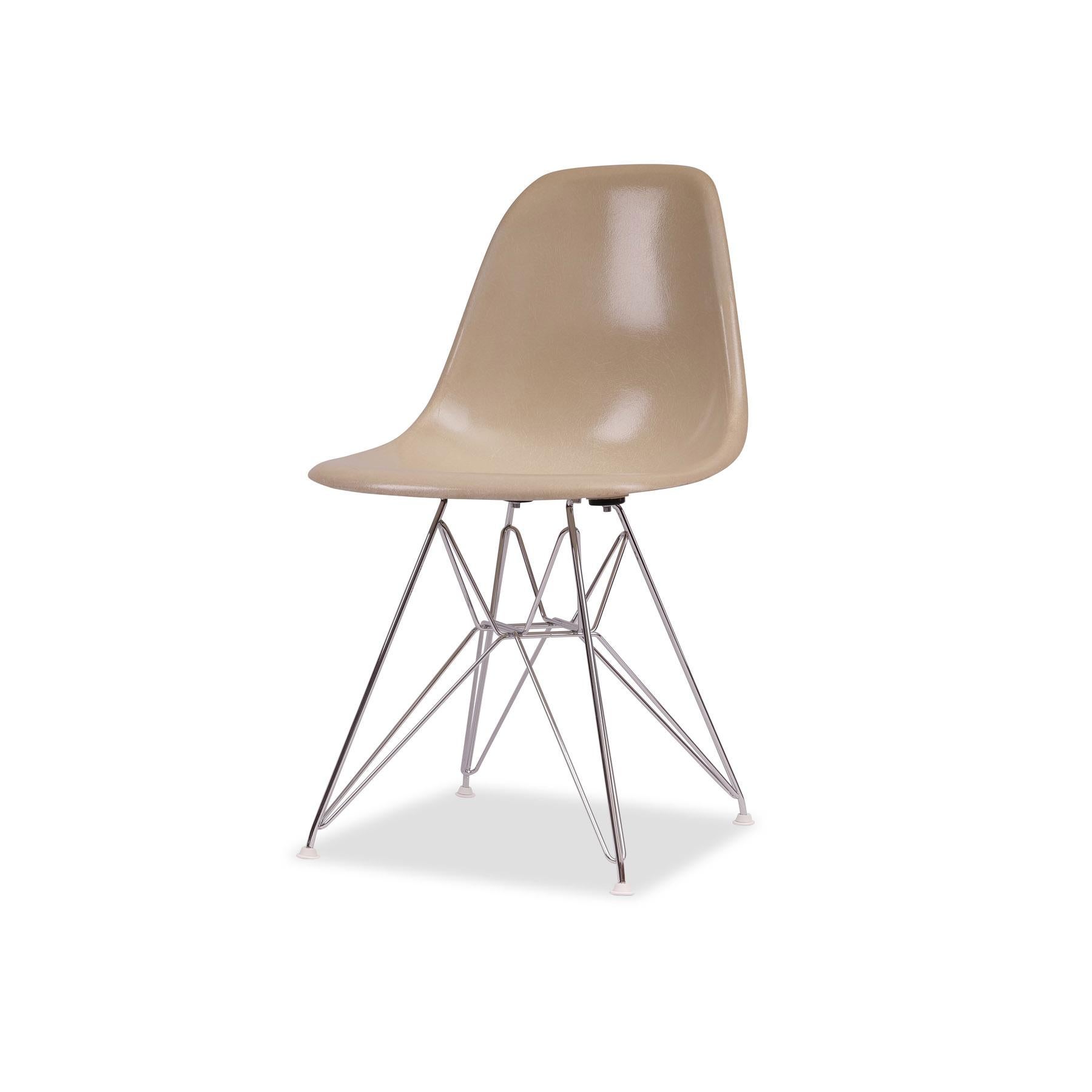 Set of 6 Charles and Ray Eames Fiberglass Sidechairs with Eiffelbase In Good Condition For Sale In Münster, DE