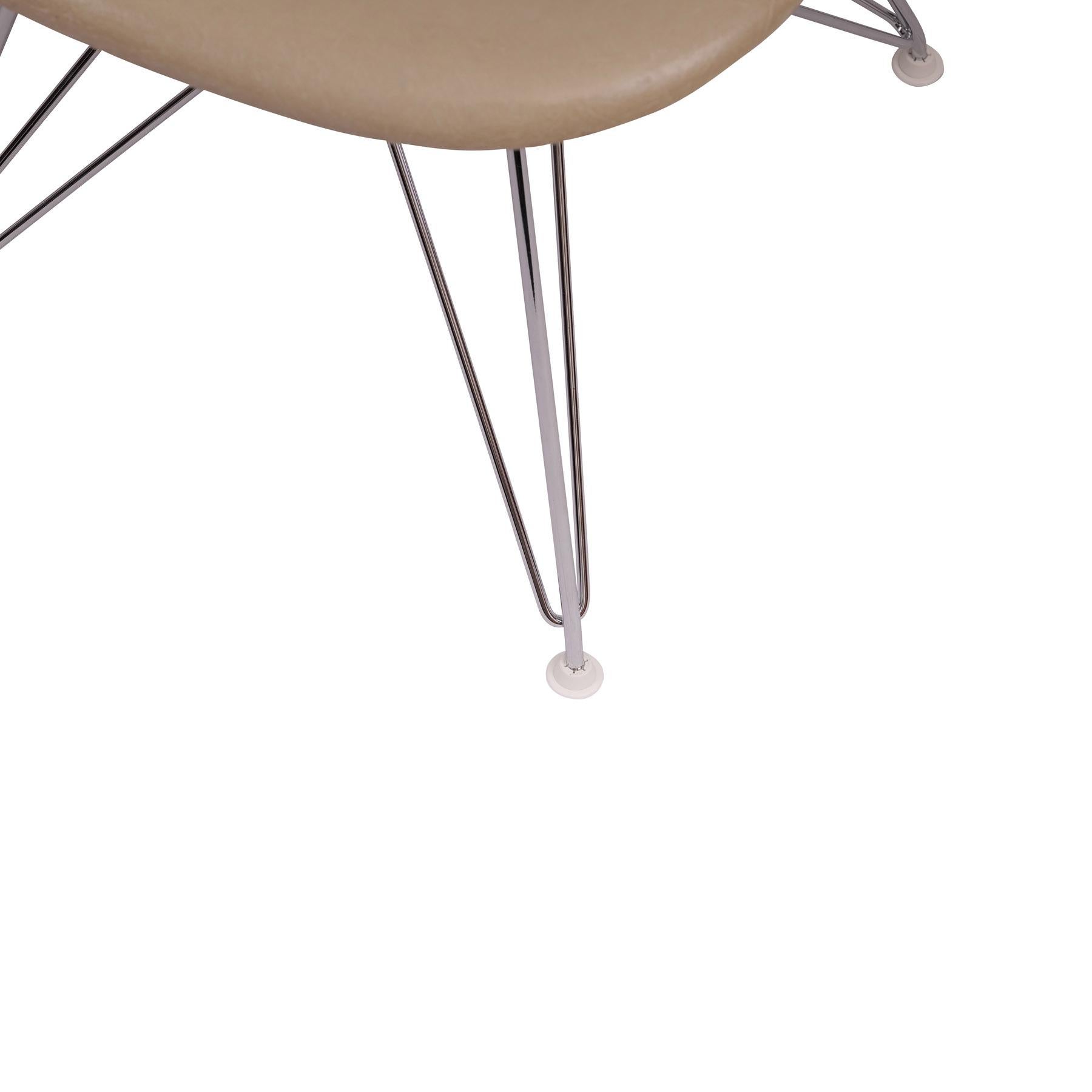 Fin du 20e siècle Ensemble de 6 chaises d'appoint en fibre de verre Charles and Ray Eames avec base Eiffel en vente