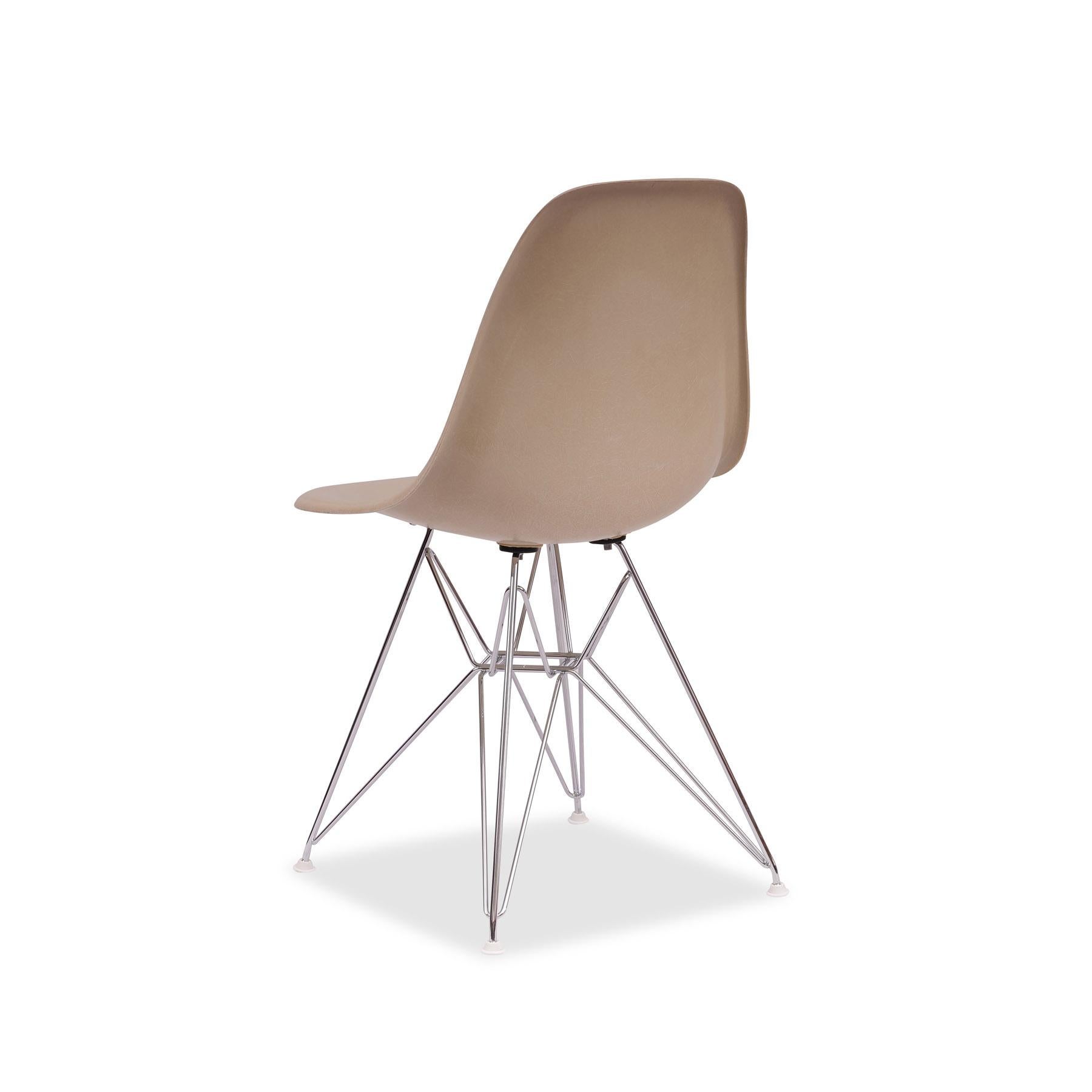 Métal Ensemble de 6 chaises d'appoint en fibre de verre Charles and Ray Eames avec base Eiffel en vente