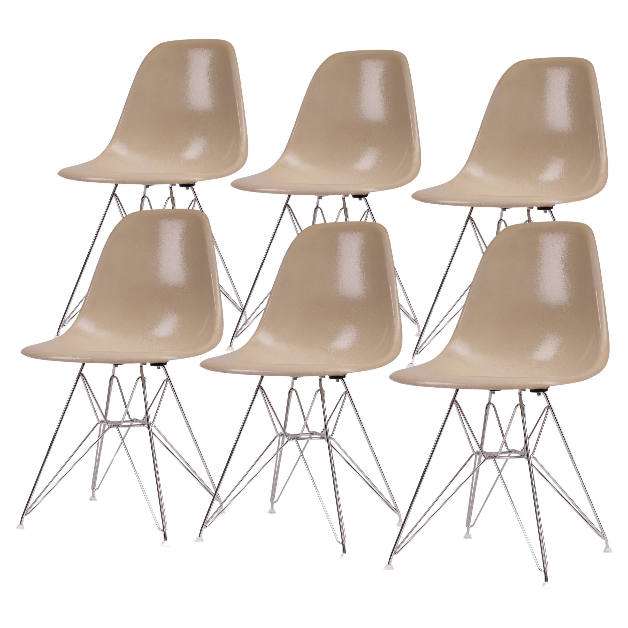 Ensemble de 6 chaises d'appoint en fibre de verre Charles and Ray Eames avec base Eiffel en vente