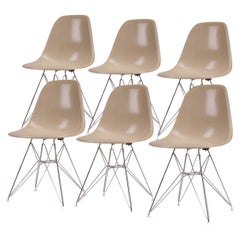 6er-Set Charles and Ray Eames Fiberglas-Seitenstühle mit Eiffelbase