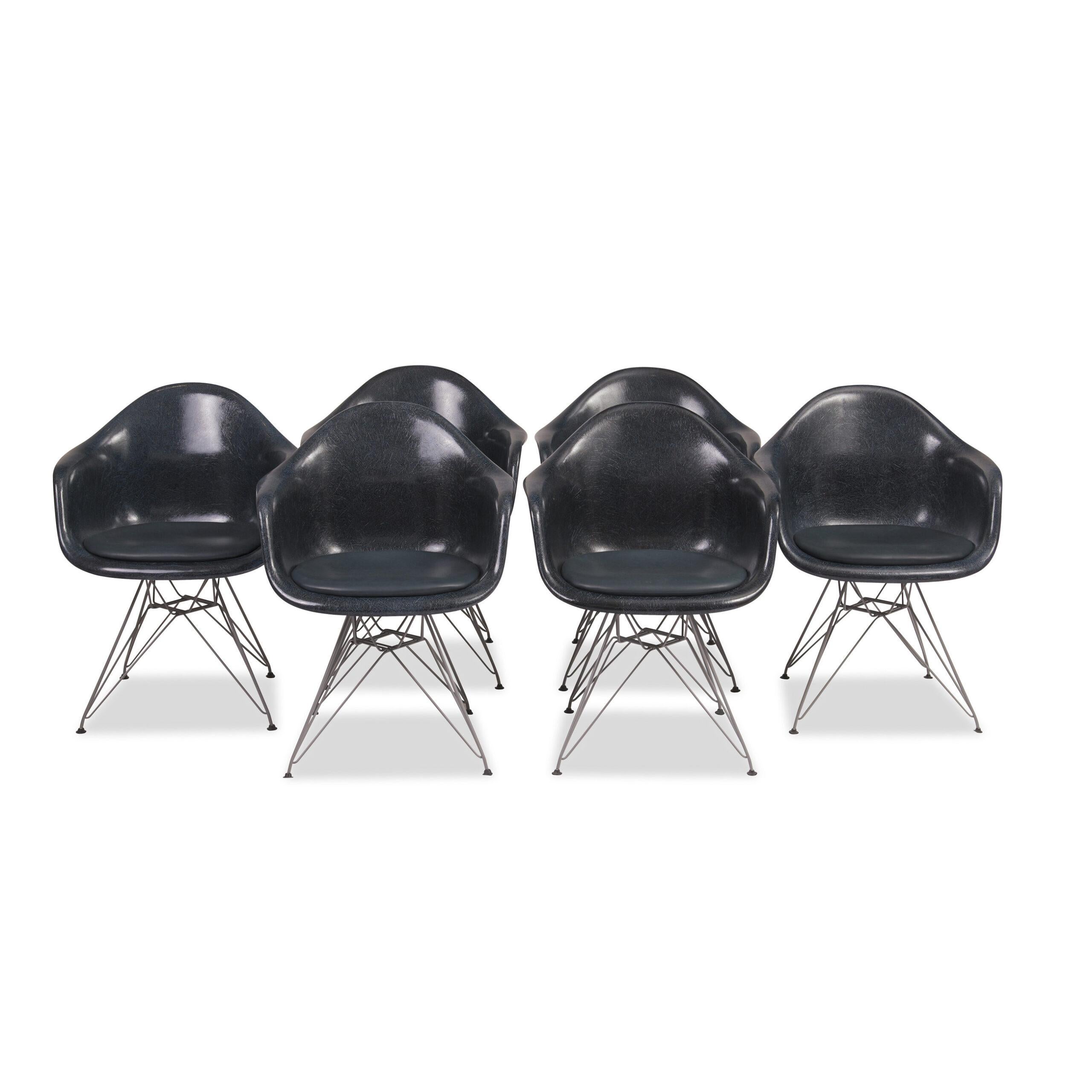 Satz von 6 Eames Armchairs

Entworfen von Charles & Ray Eames, 1970er Jahre, Sitzschale aus Fiberglas in Marineblau mit Sitzkissen, neu gepolstert mit Leder, Untergestell Vitra Eiffel in Grau, schöner Vintage-Zustand.

Abmessungen:

Höhe 82,5 cm