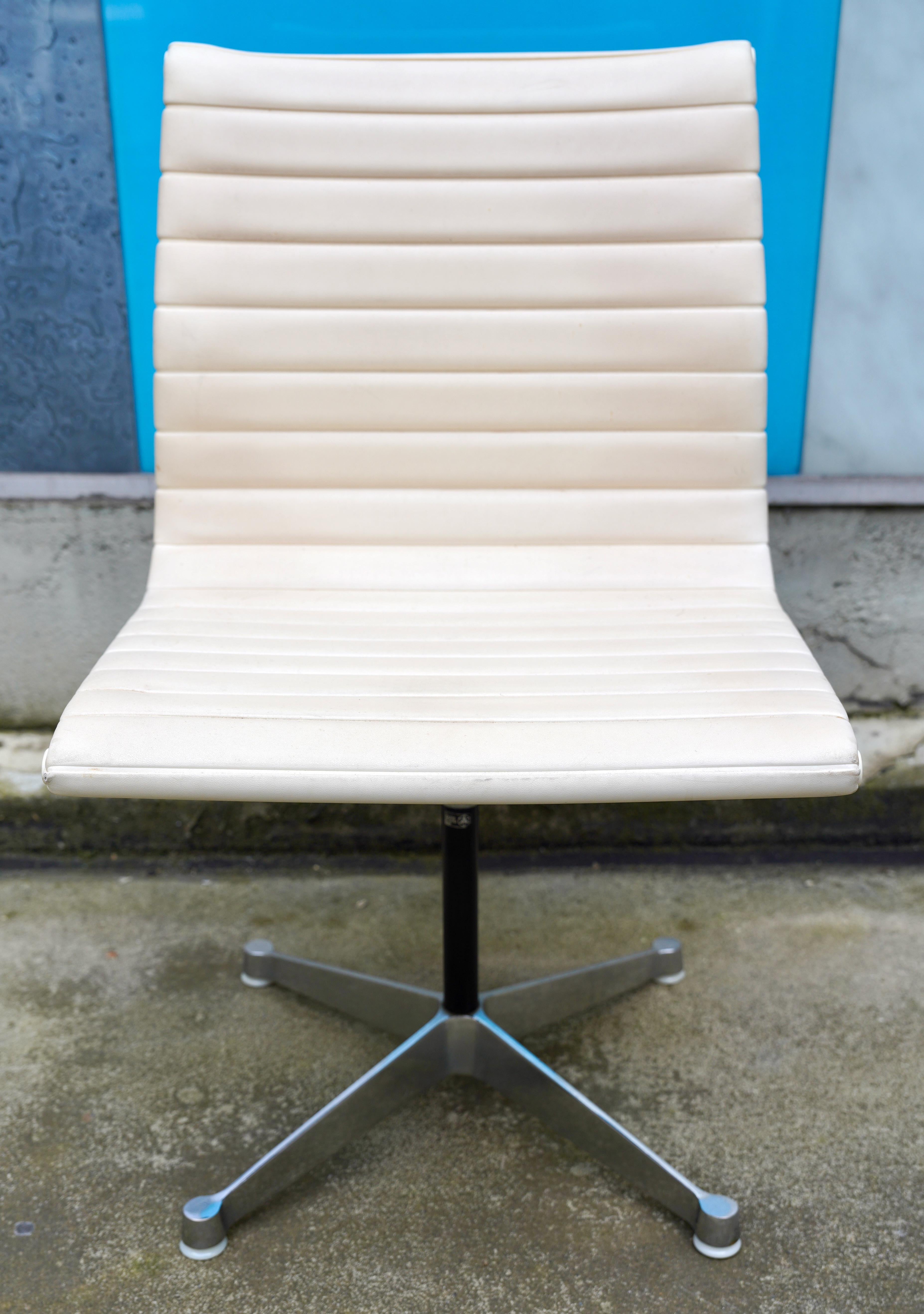 Mid-Century moderno Set di 6 sedie Charles Eames Alu di Herman Miller, in pelle bianca in vendita