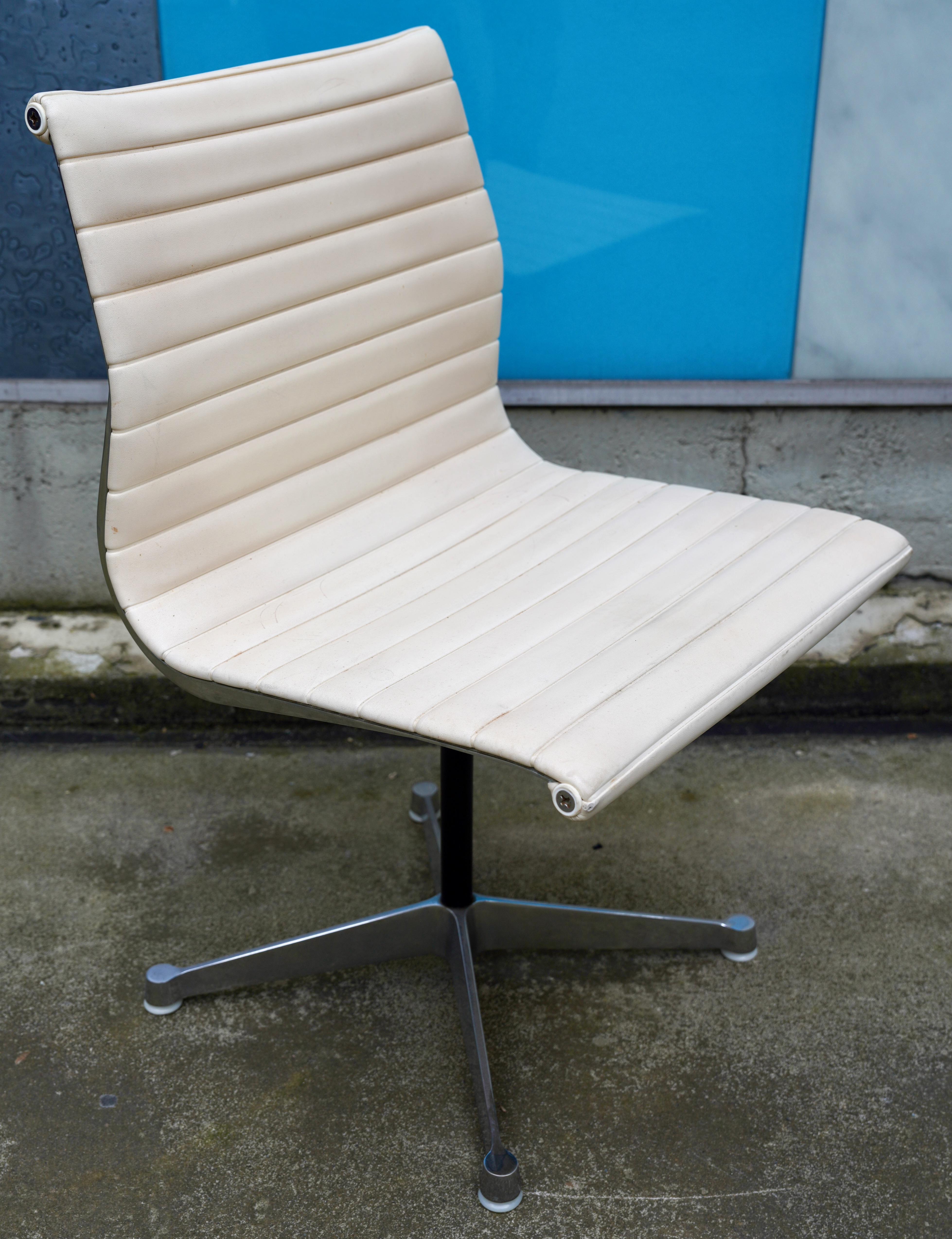 Set di 6 sedie Charles Eames Alu di Herman Miller, in pelle bianca In condizioni buone in vendita a Berlin, DE