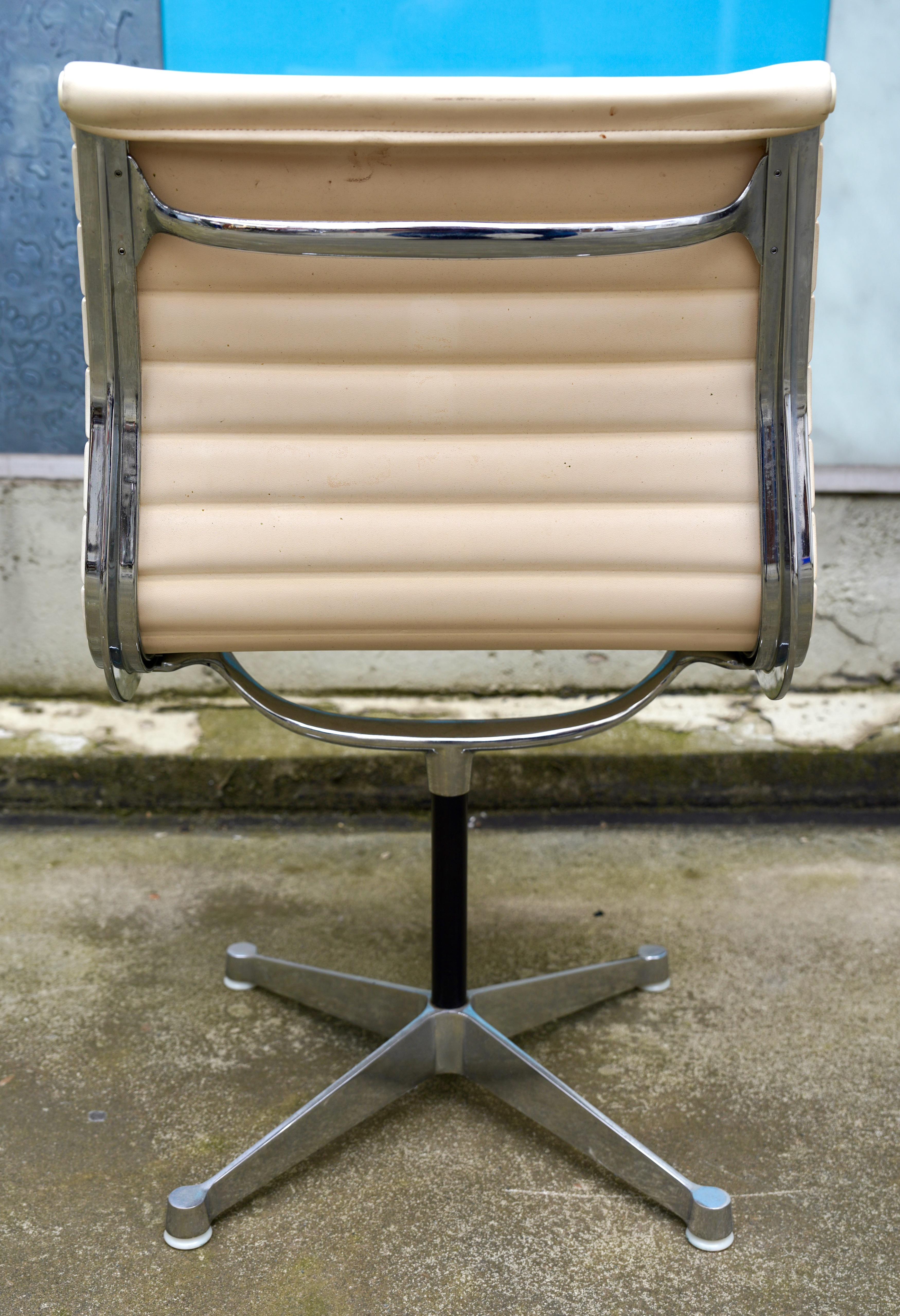 XX secolo Set di 6 sedie Charles Eames Alu di Herman Miller, in pelle bianca in vendita
