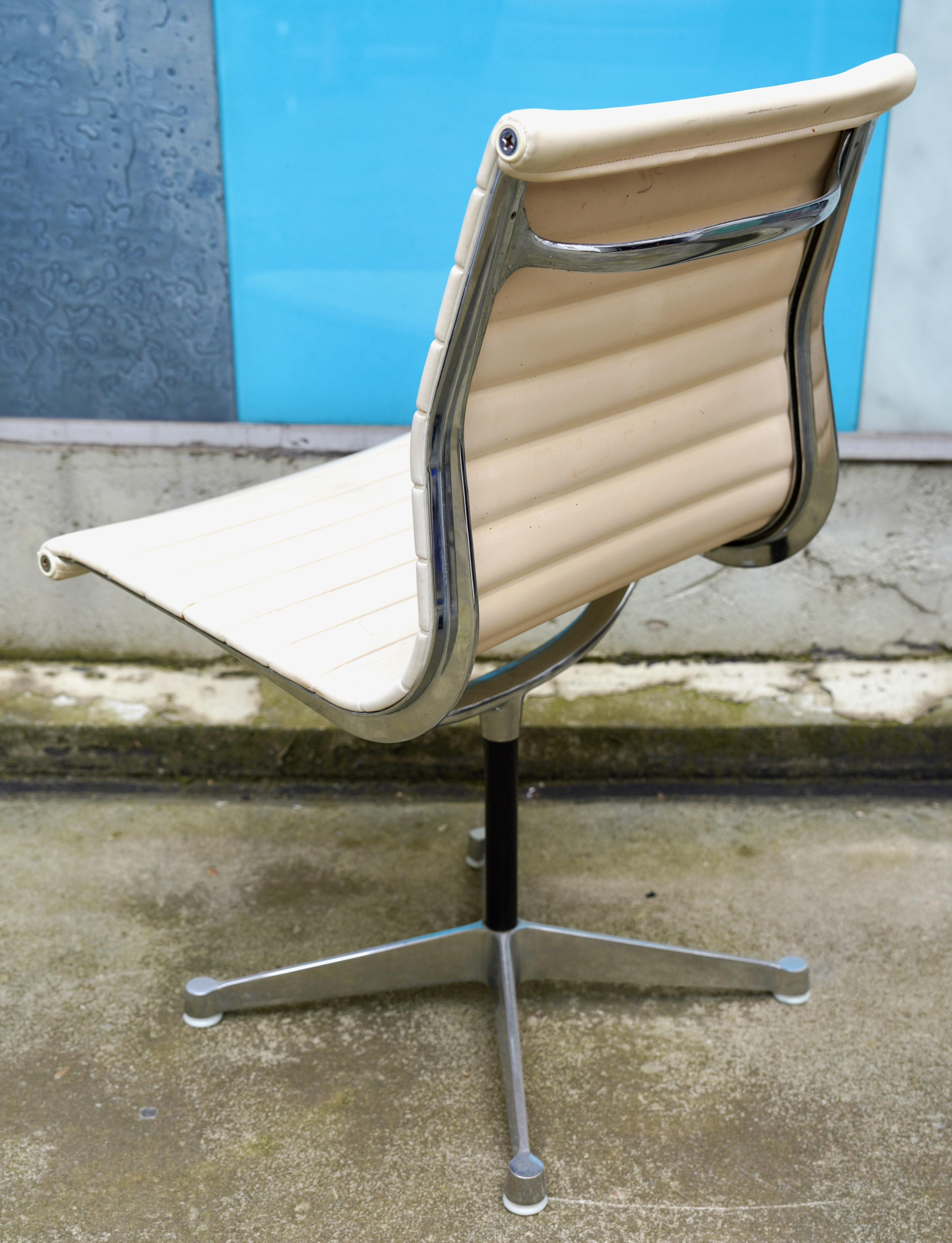 Pelle Set di 6 sedie Charles Eames Alu di Herman Miller, in pelle bianca in vendita