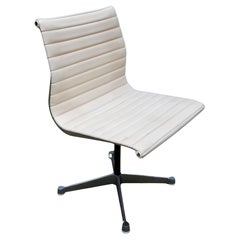 Juego de 6 sillas Charles Eames Alu de Herman Miller, cuero blanco