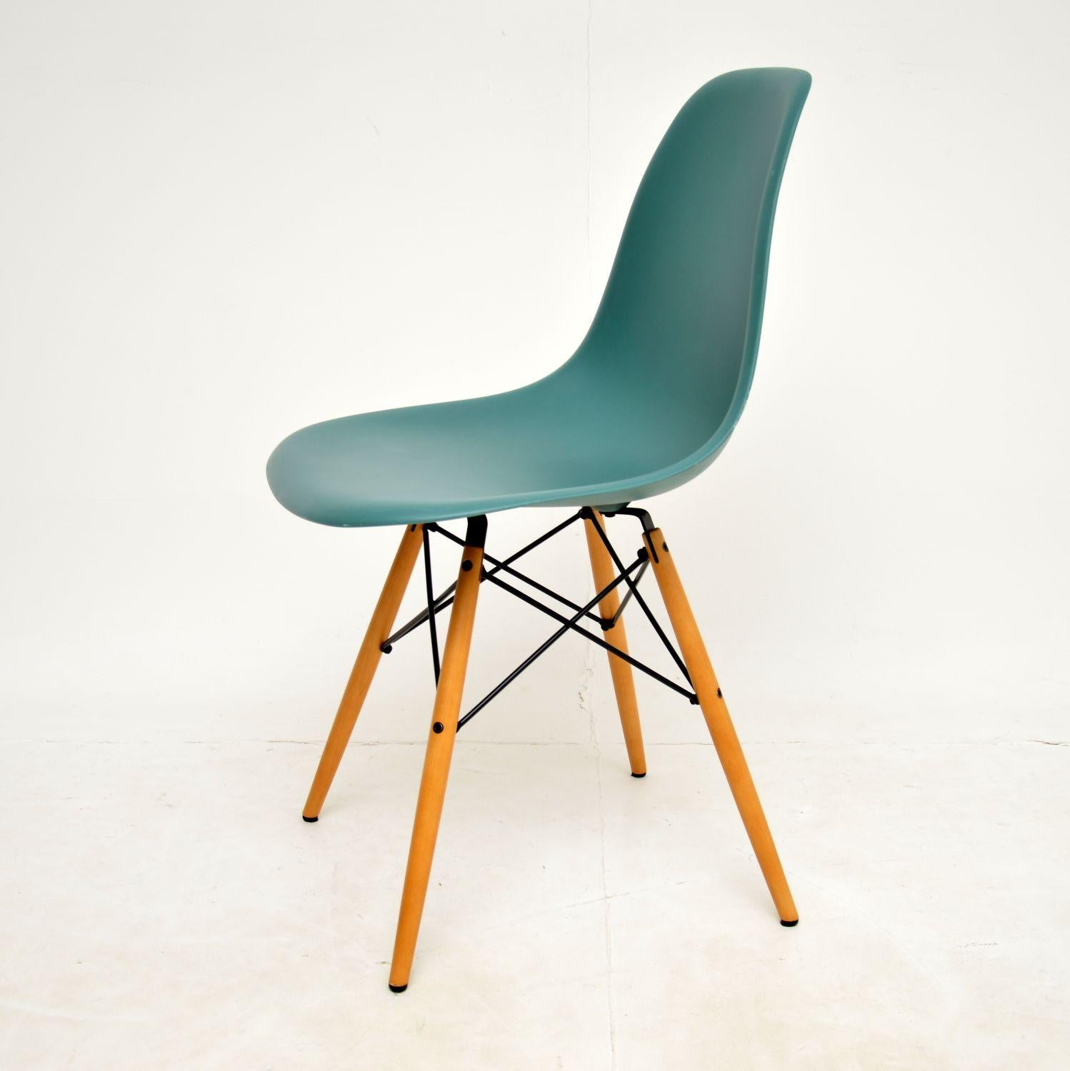 Set of 6 Charles Eames for Vitra DSW Dining Chairs In Good Condition In London, GB