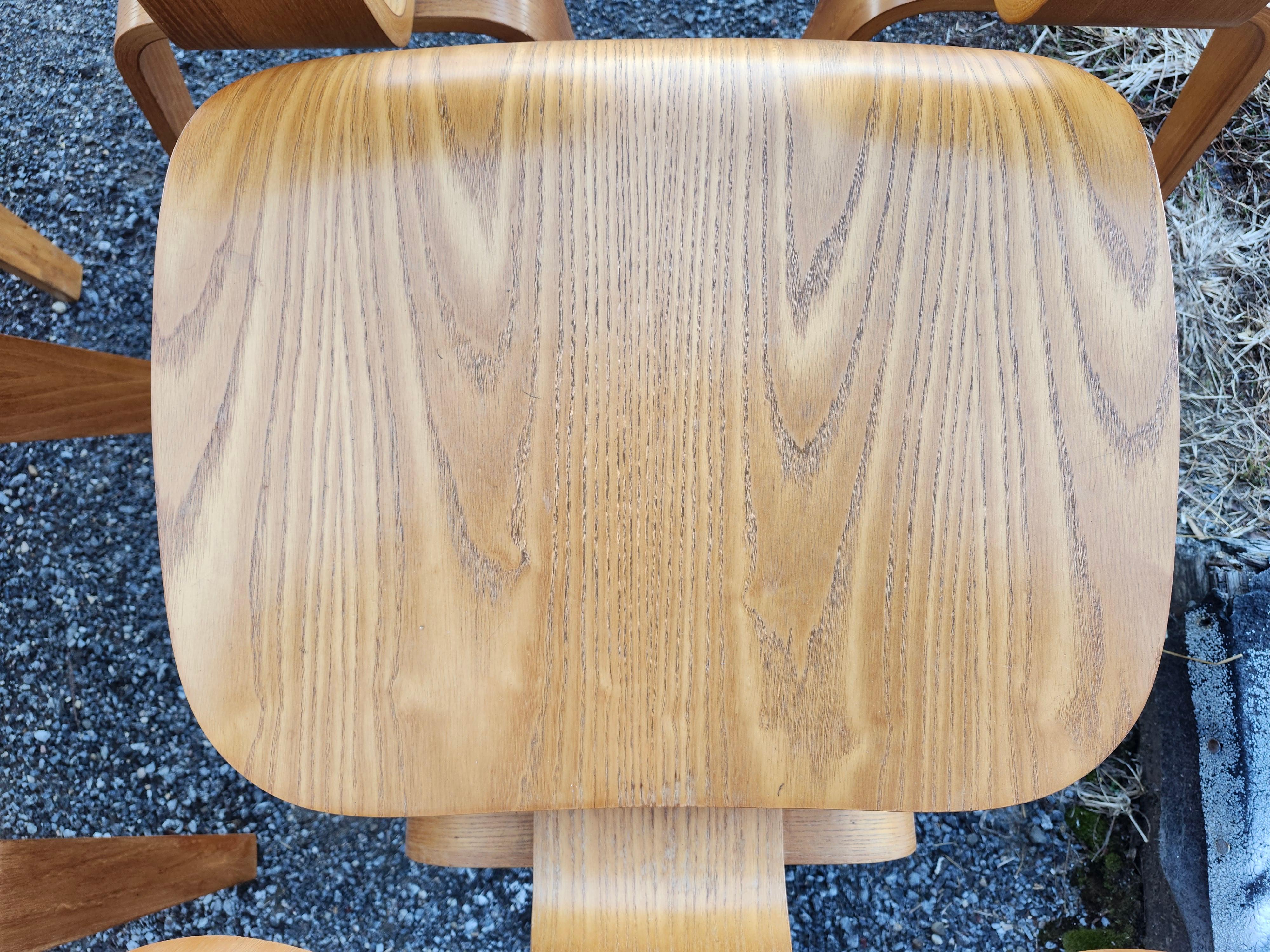 Set di 6 sedie da pranzo Charles and Ray Eames DCW per Herman Miller in frassino in vendita 3