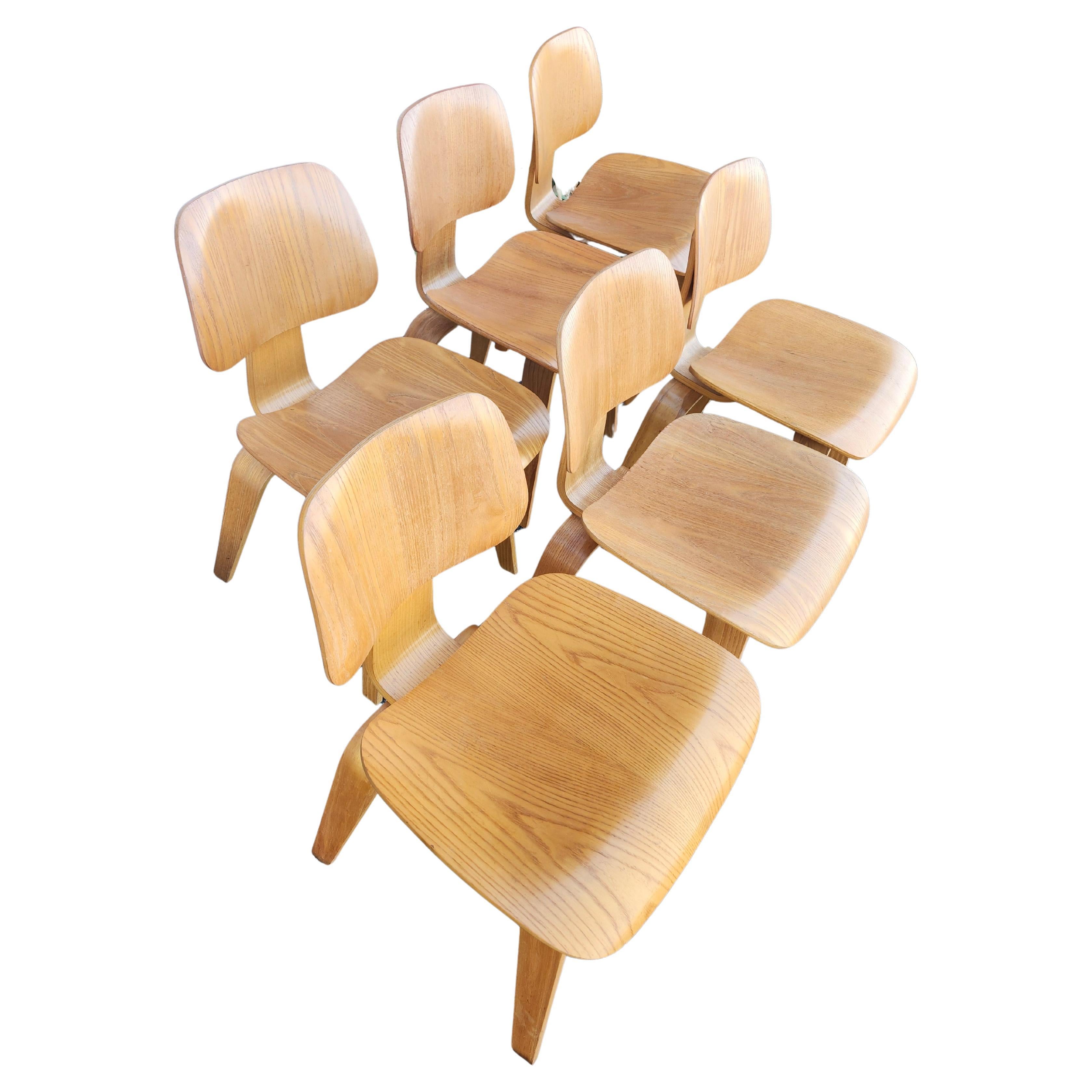 Mid-Century moderno Set di 6 sedie da pranzo Charles and Ray Eames DCW per Herman Miller in frassino in vendita