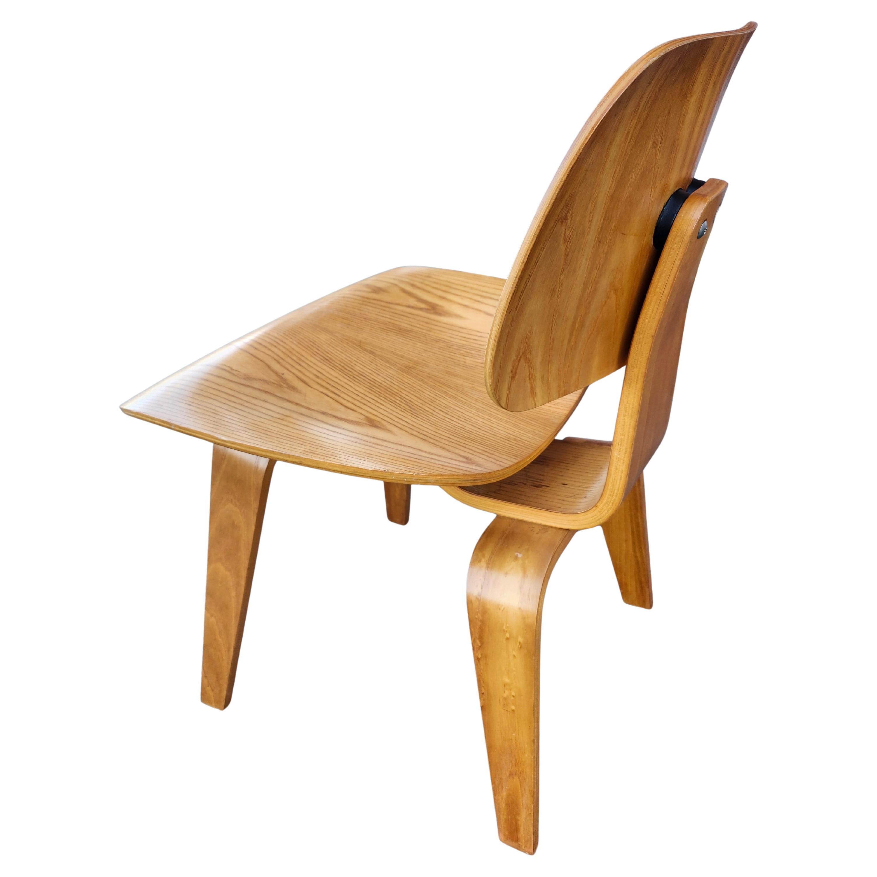 Fatto a mano Set di 6 sedie da pranzo Charles and Ray Eames DCW per Herman Miller in frassino in vendita