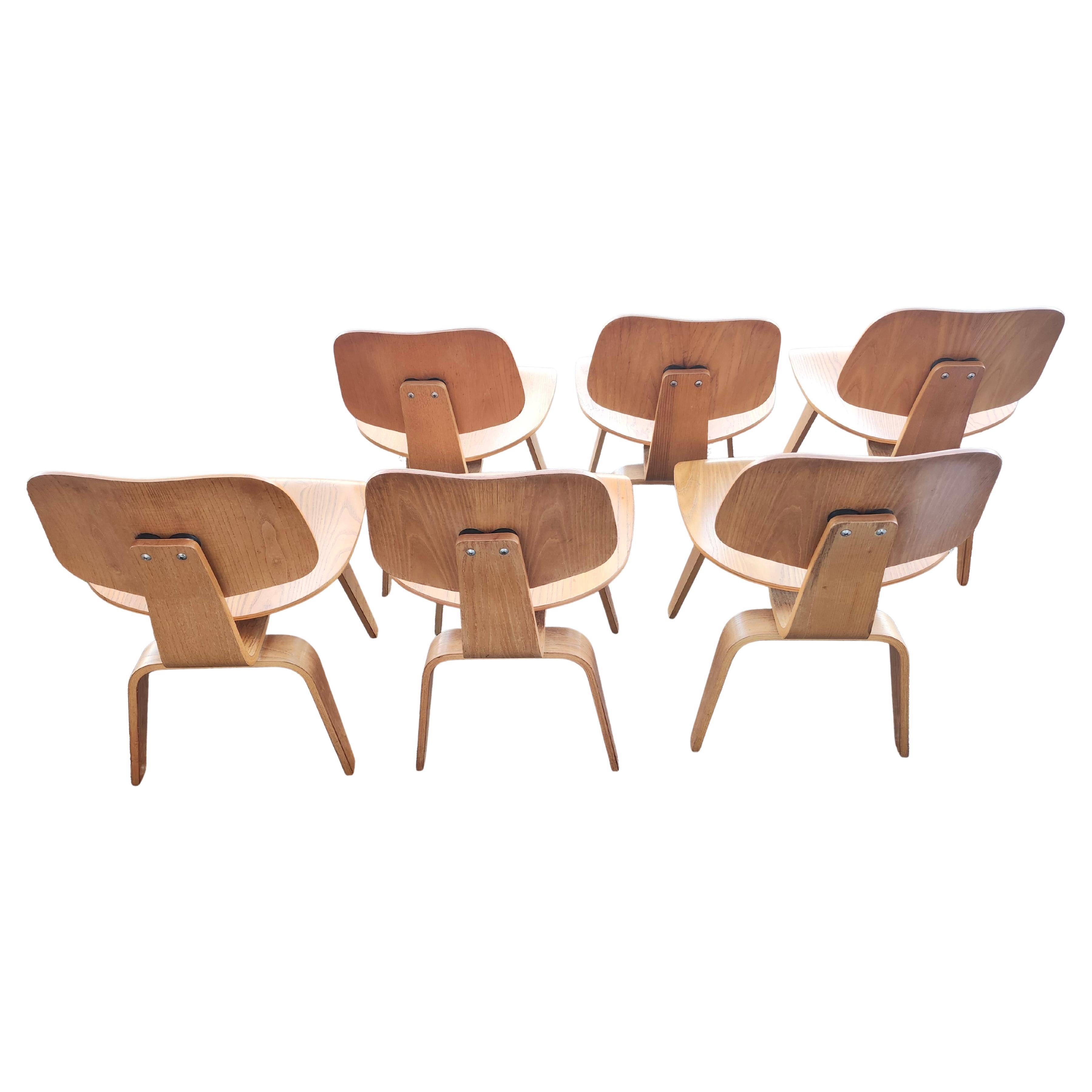 Fine XX secolo Set di 6 sedie da pranzo Charles and Ray Eames DCW per Herman Miller in frassino in vendita