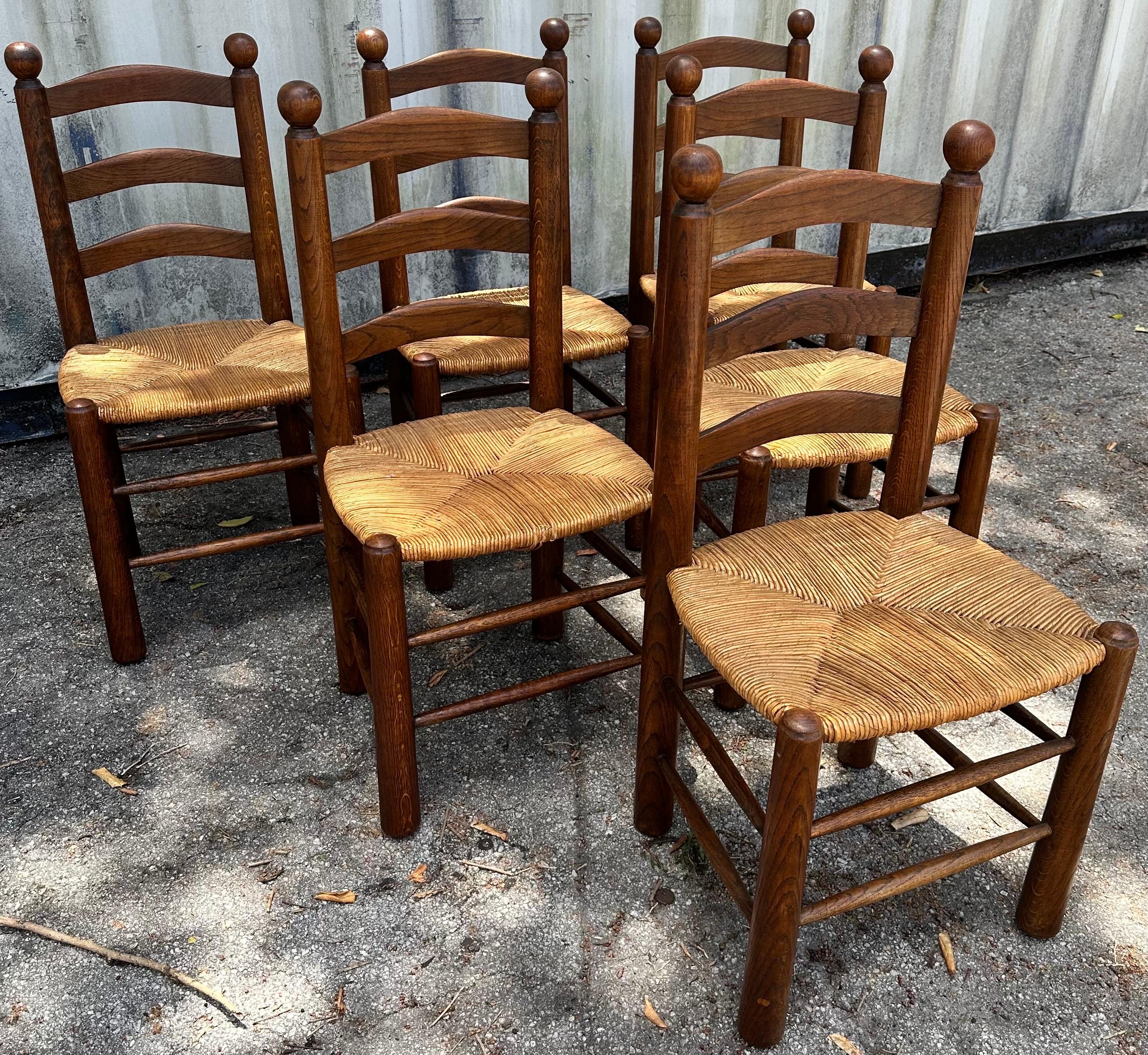 Ensemble de 6 chaises en chêne et jonc de style Charlotte Perriand.
Solides et robustes.
Très bon état vintage, le jonc est en bon état.