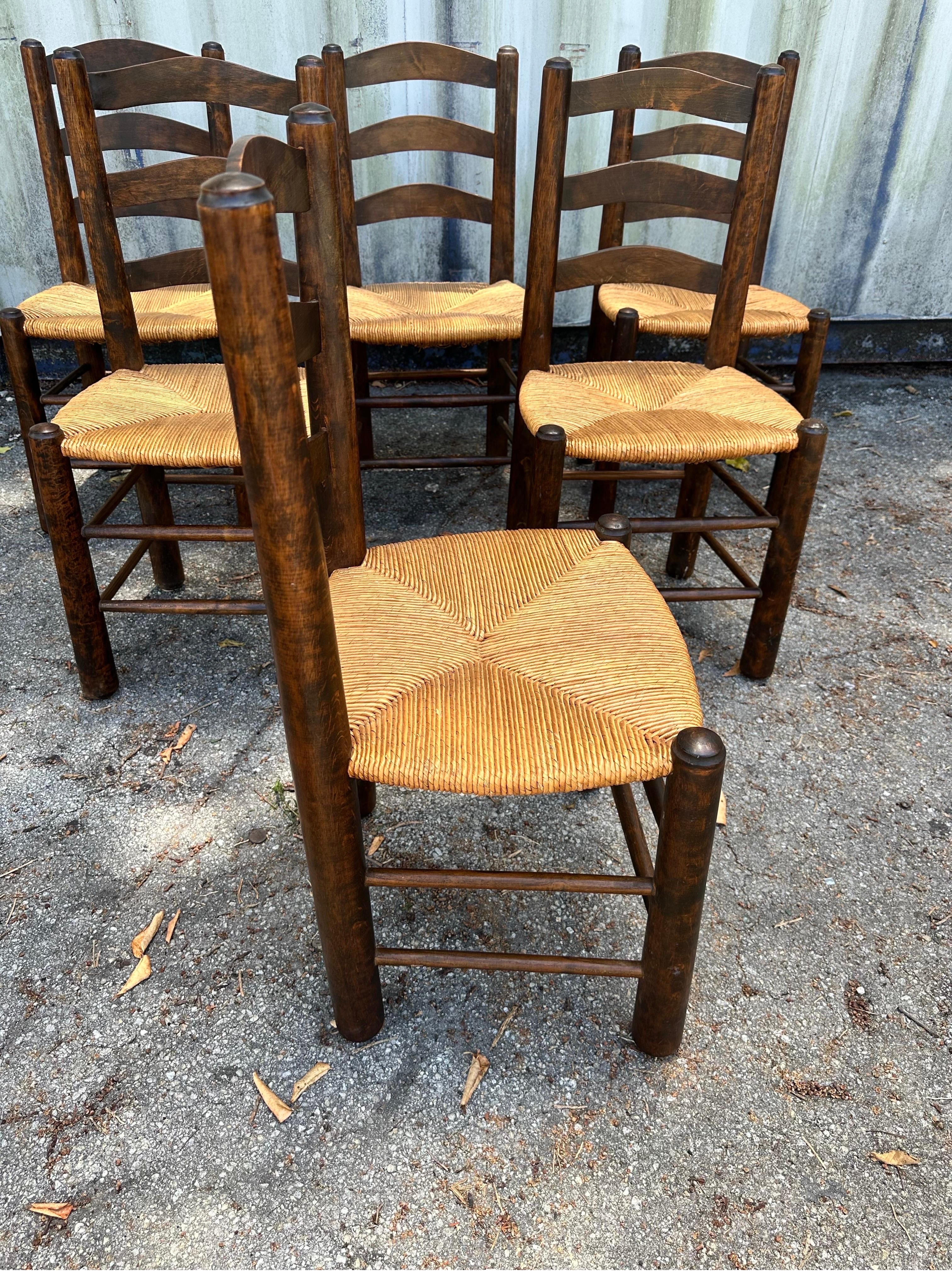 Français Ensemble de 6 chaises jonc de style Charlotte Perriand en vente