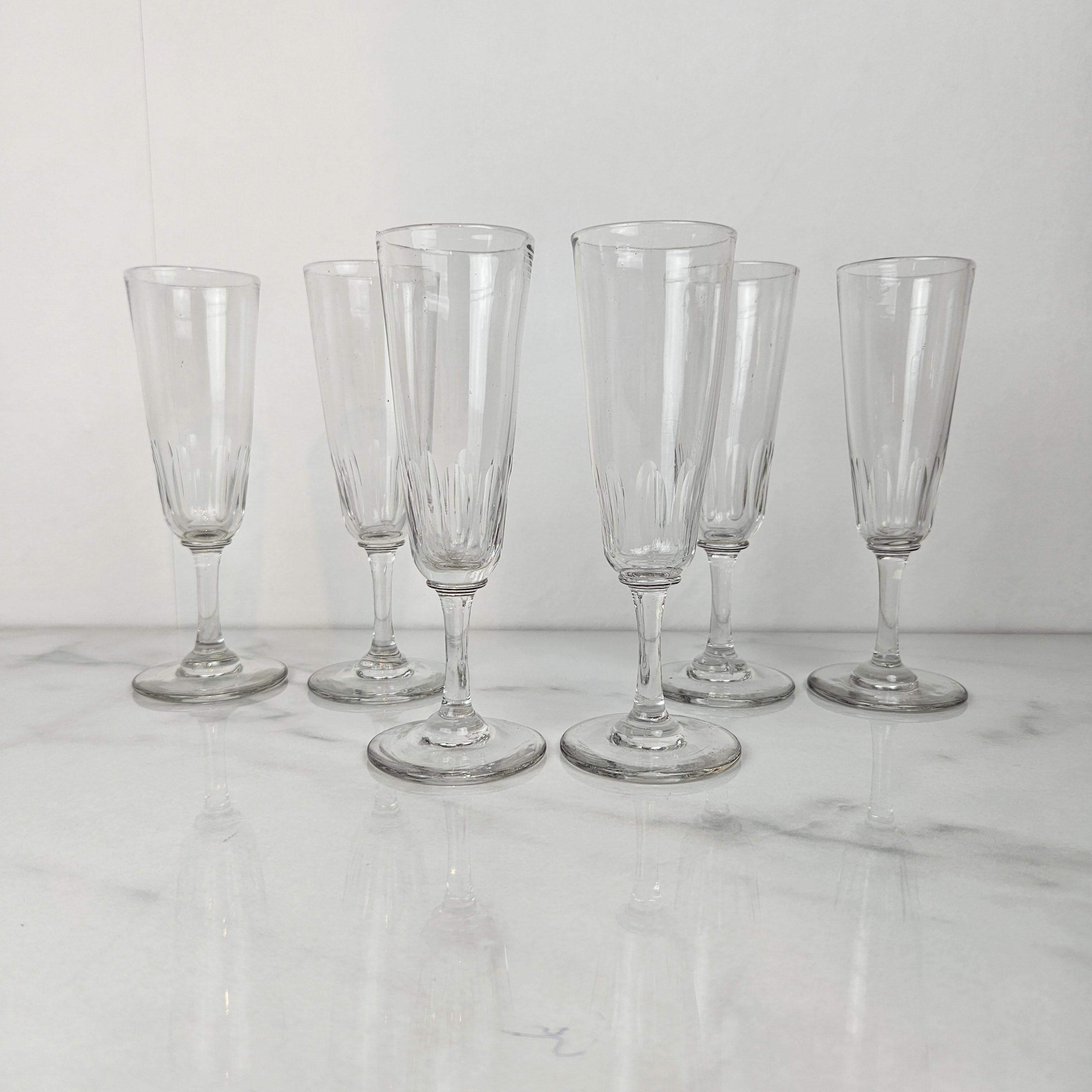 Belle Époque Ensemble de 6 charmantes flûtes à champagne soufflées à la main, vers 1880 en vente