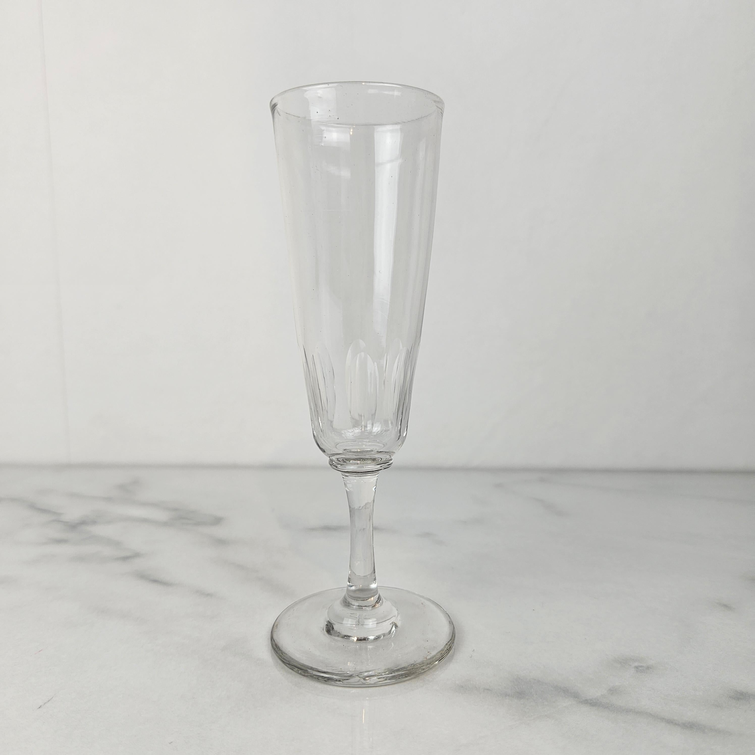 Français Ensemble de 6 charmantes flûtes à champagne soufflées à la main, vers 1880 en vente