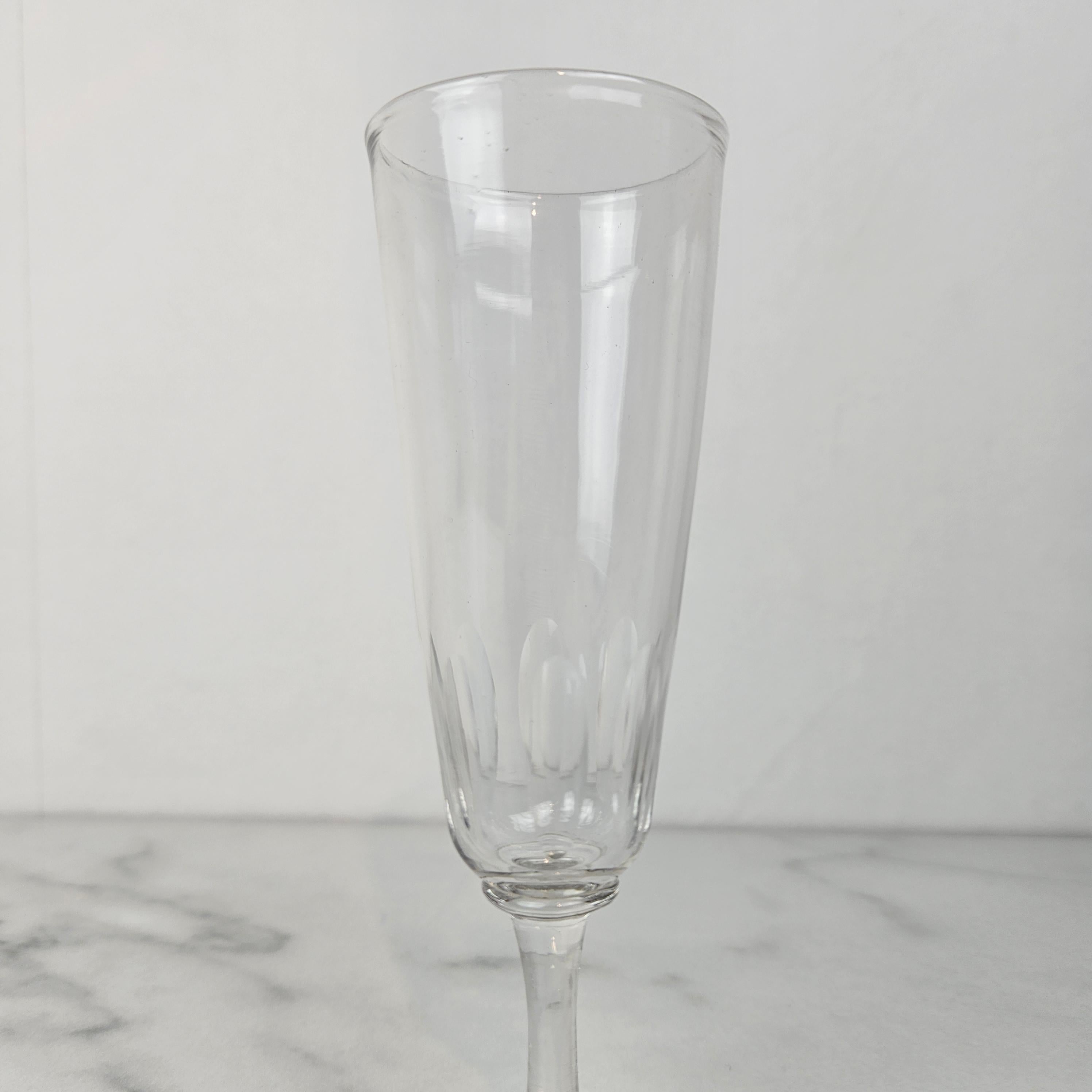 Fait main Ensemble de 6 charmantes flûtes à champagne soufflées à la main, vers 1880 en vente