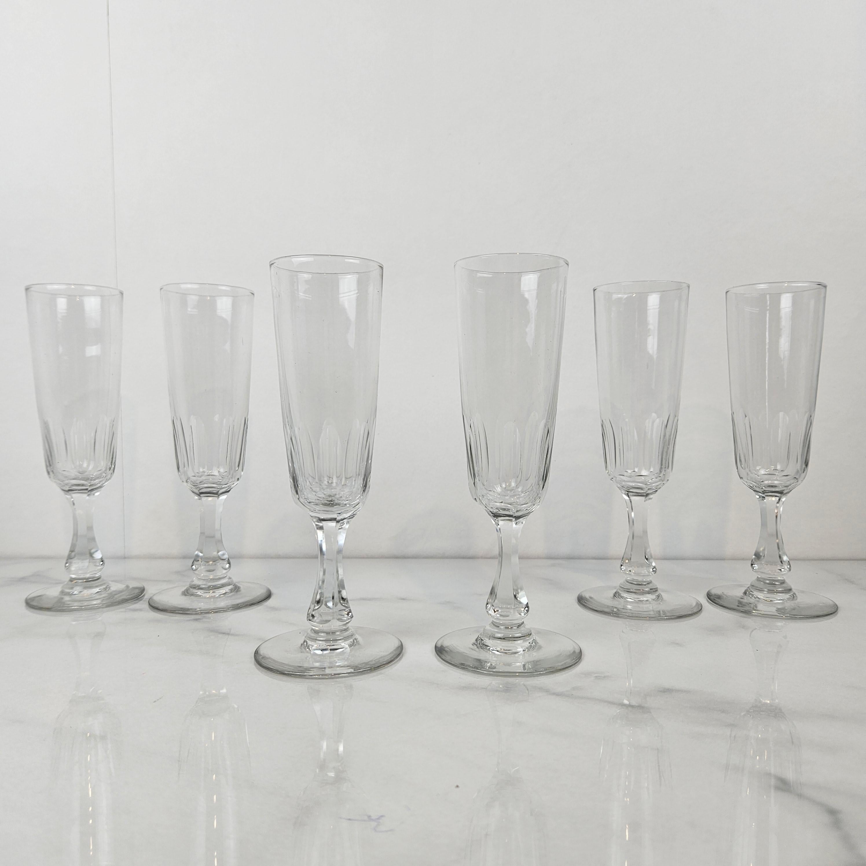 Belle Époque Ensemble de 6 charmantes flûtes à champagne soufflées à la main, vers 1890 en vente