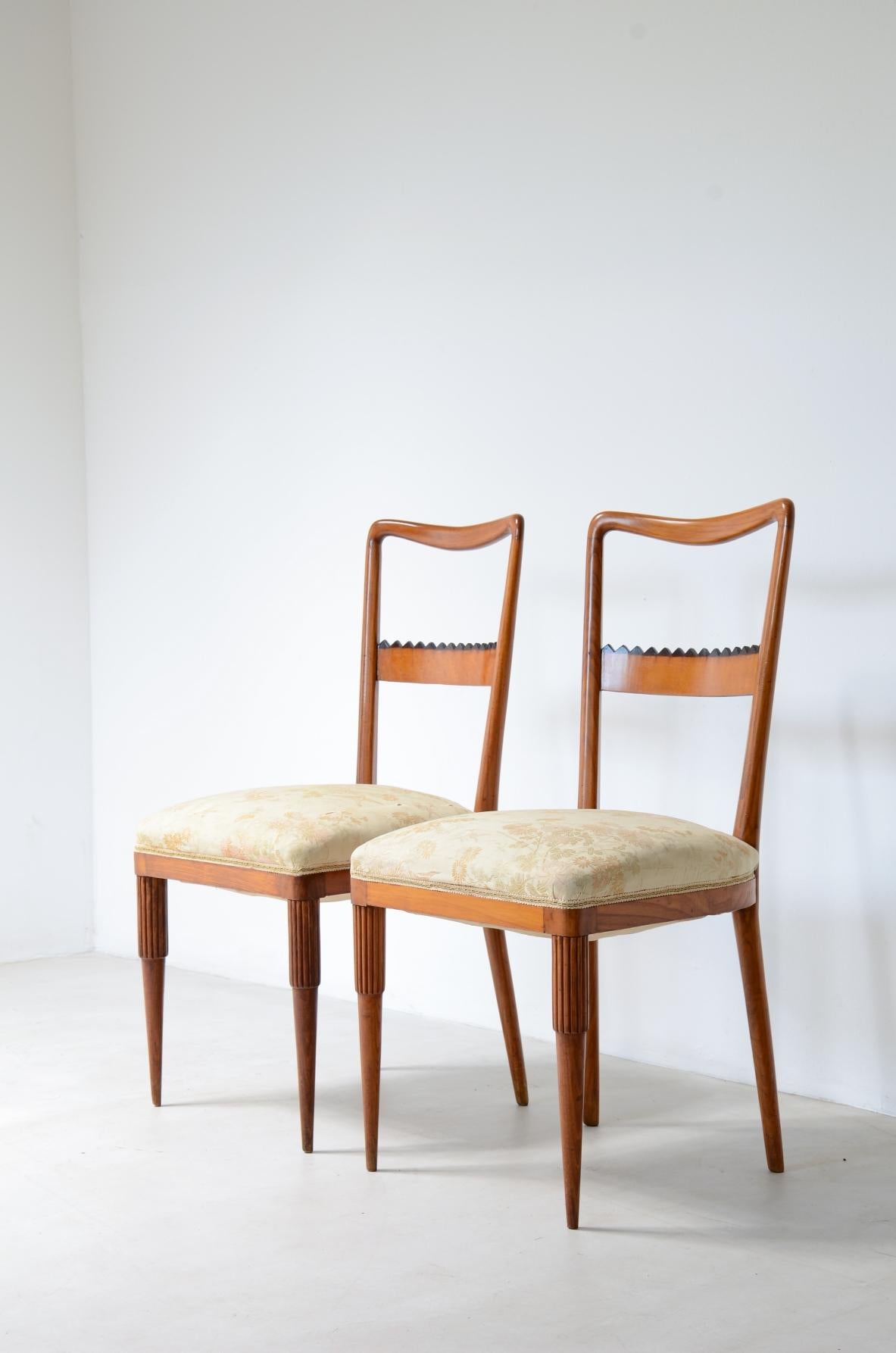 COD-2711
Set of 6 Italian Mid Century Cherry Dining Chairs with open backrest carved with wave motif.
Designed and made by Pier Luigi Colli of Turin, circa 1948


50 x 50 h 90 cm