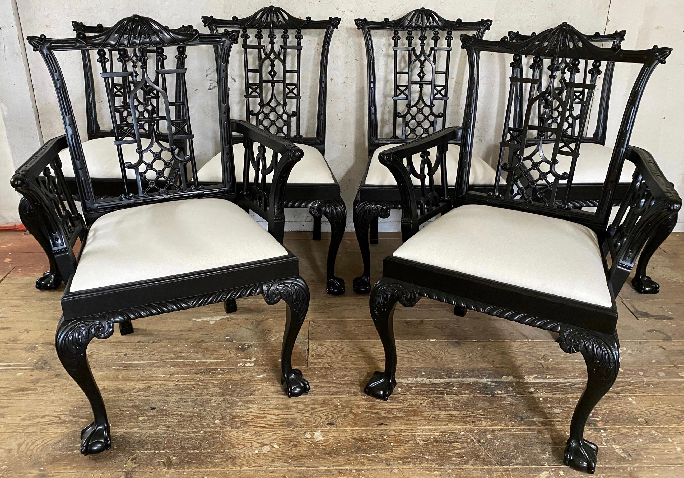 Un bellissimo set di 6 sedie inglesi, cinesi Chippendale in mogano intagliato ed ebanizzato - 2 poltrone e 4 sedie laterali con traforo aperto, piedi a sfera e artiglio, sedili imbottiti.  Le incisioni sono splendidamente articolate sui fori. 
