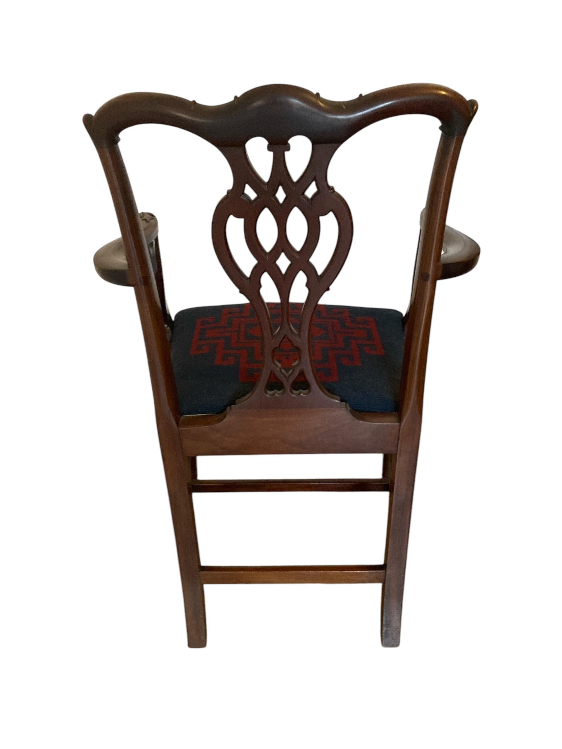Set di 6 sedie da pranzo in stile Chippenale realizzate da Hampton & Sons, Pall Mall London. Ciascuna con sedute a forma di serpentina con motivi di lana rossa e blu. X1 Sedia capotavola Carver + 5 sedie da pranzo. Il termine 