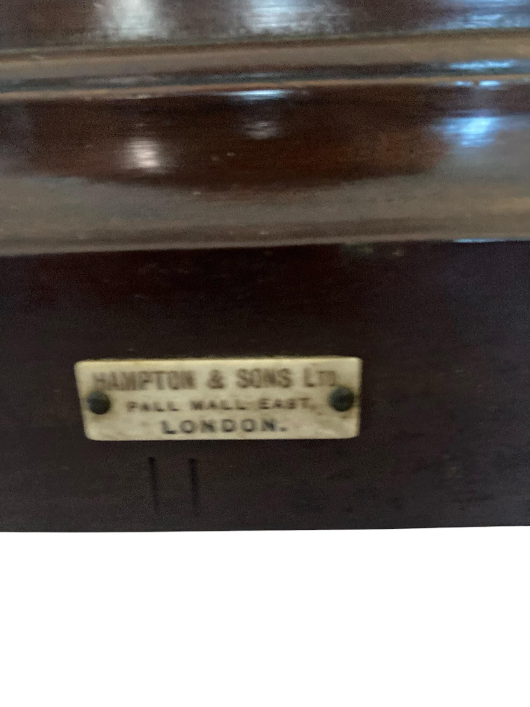 XX secolo Set di 6 sedie da pranzo in stile Chippendale di Hampton & Sons London in vendita