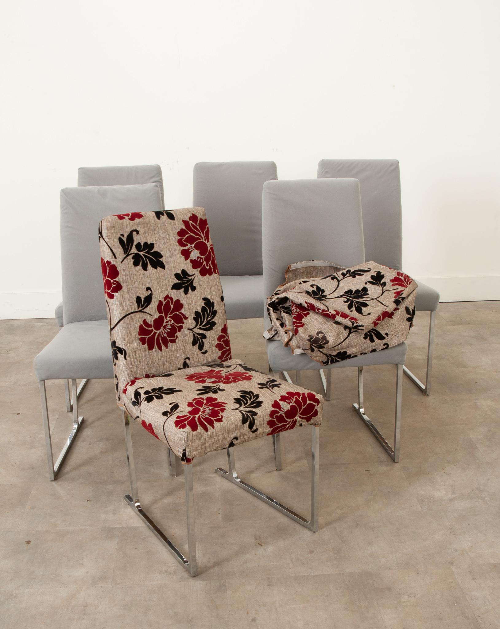 A sleek set of mid-century dining chairs, the chairs sit on chrome legs to give ample stability. These pieces are upholstered with a comfortable felt fabric, and come with slipcovers, adding to the uniqueness of their design. The seat height is 17
