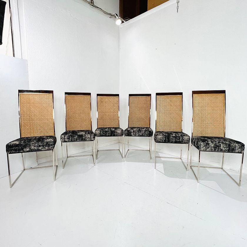 Fabuleux design des années 70 de l'emblématique Milo Baughman, mettant en valeur l'élégante juxtaposition du chrome et du rotin. Récemment retapissées en tissu noir et blanc luxuriant, les chaises sont magnifiques et le chrome ne présente aucune