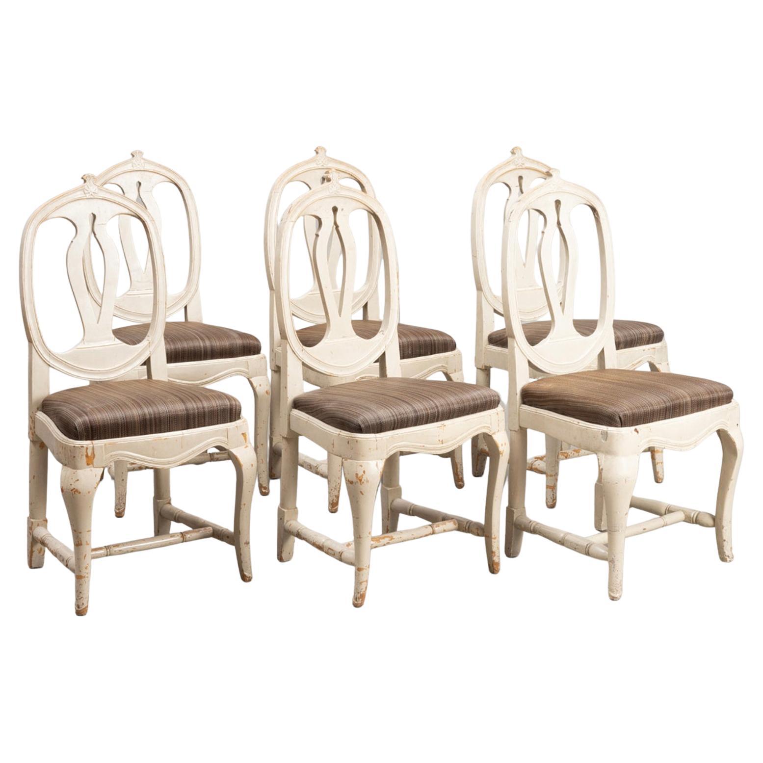 Ensemble de 6 chaises de salle à manger en chêne suédois peint datant des années 1800. 