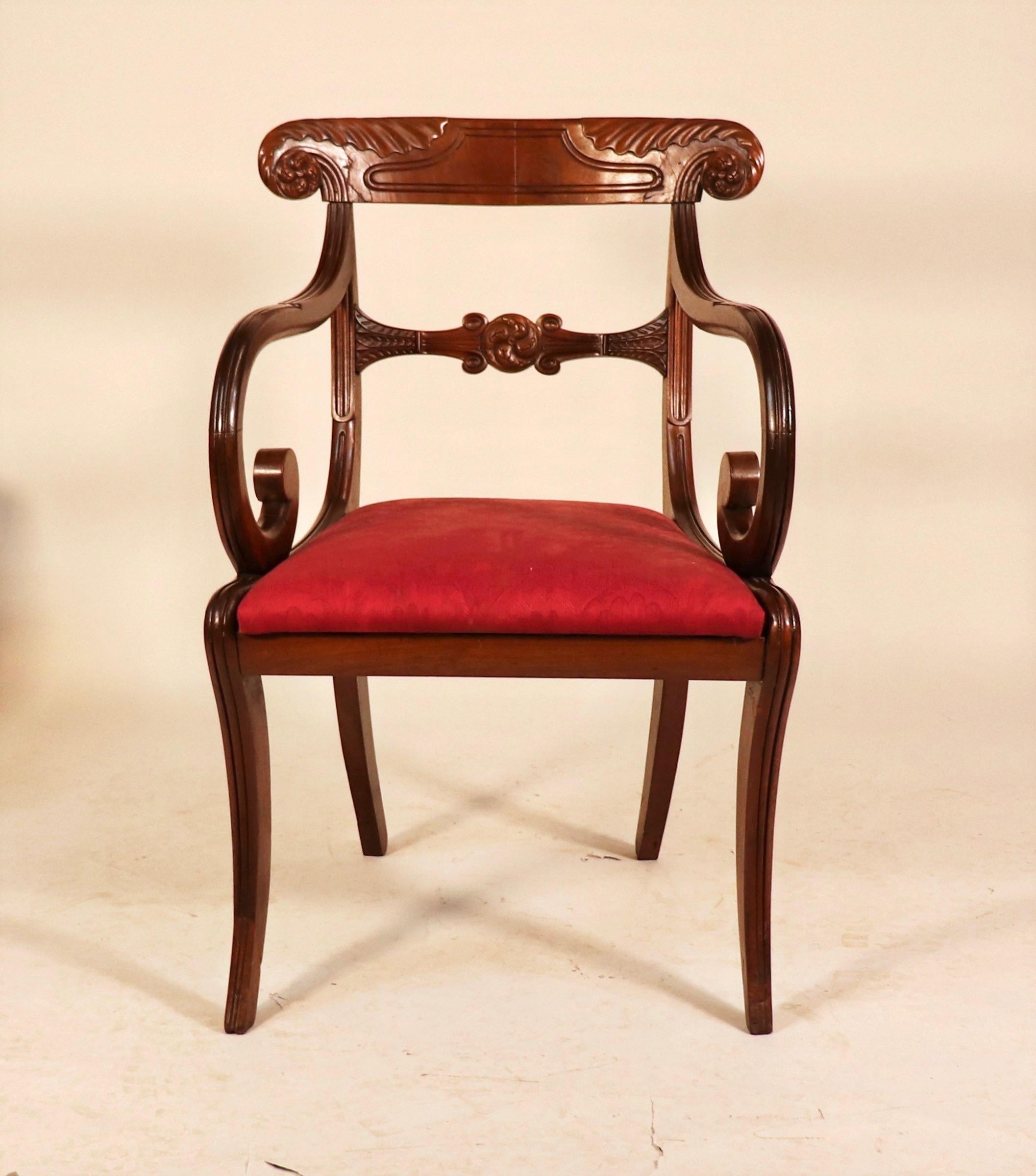 Set di 6 sedie in mogano del periodo Regency del 1810 circa. Questo set interamente intagliato a mano è composto da due poltrone e quattro sedie laterali. I binari superiori della cresta si svasano in rondelle, mentre i binari centrali hanno le