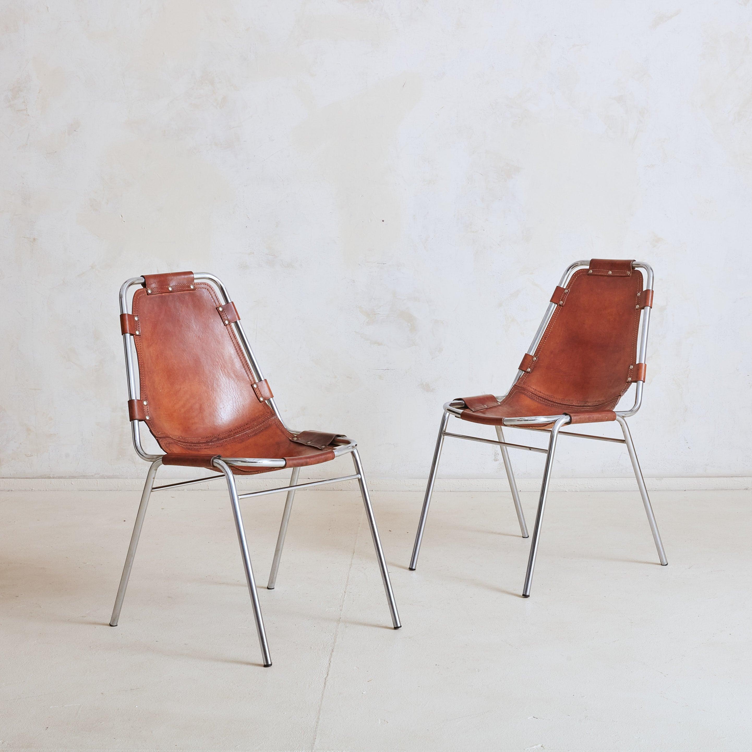 Un set di 6 sedie Les Arcs della metà del secolo scorso attribuite all'architetto e designer francese Charlotte Perriand. Queste sedie sono caratterizzate da telai tubolari cromati con sedute e schienali in pelle cognac cuciti, che si agganciano ai
