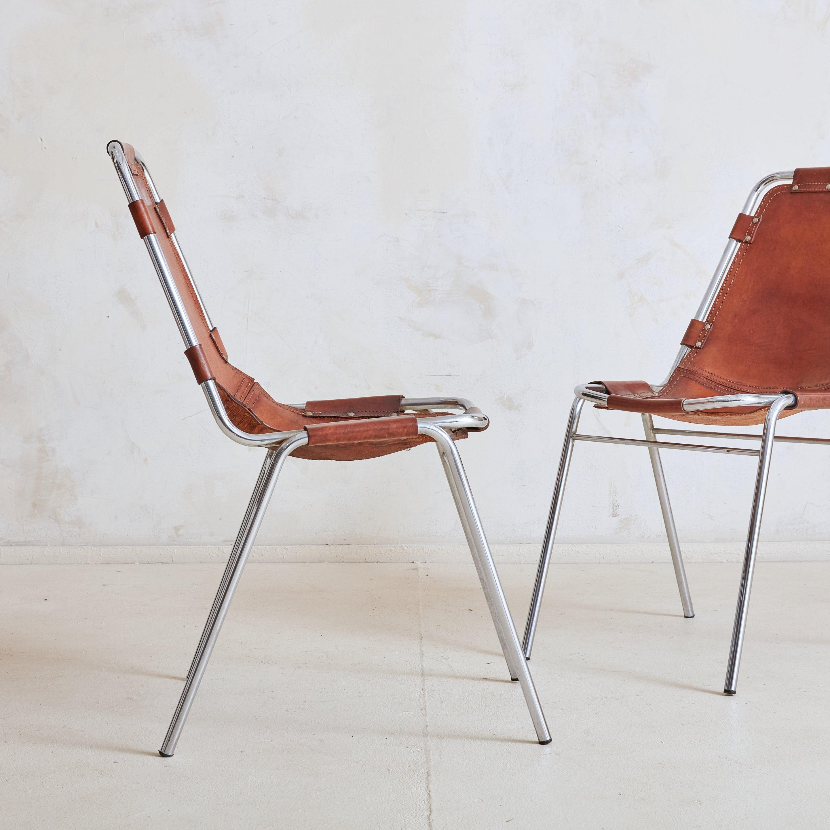 Mid-Century moderno Set di 6 sedie Les Arcs in pelle cognac attribuite a Charlotte Perriand in vendita
