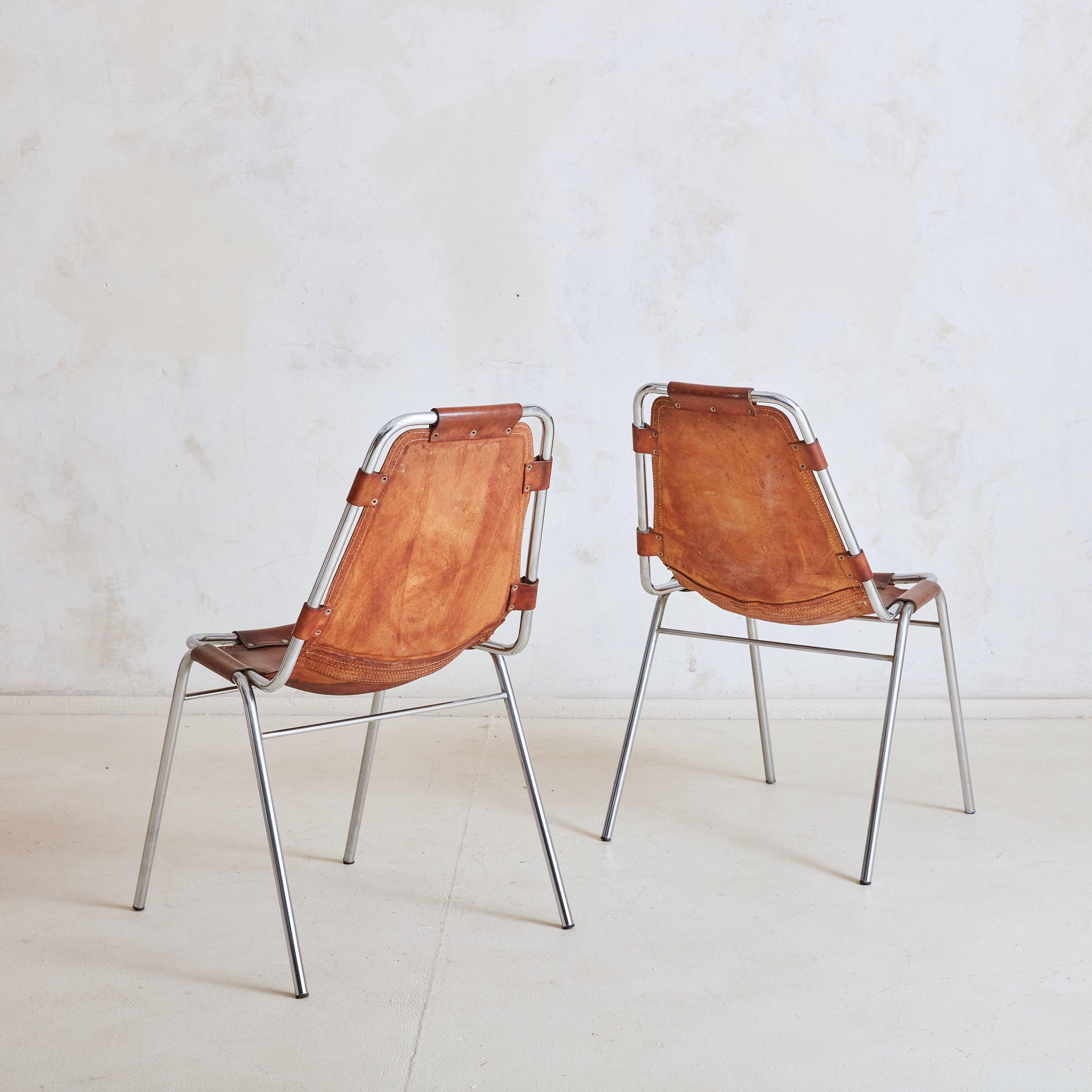 Francese Set di 6 sedie Les Arcs in pelle cognac attribuite a Charlotte Perriand in vendita
