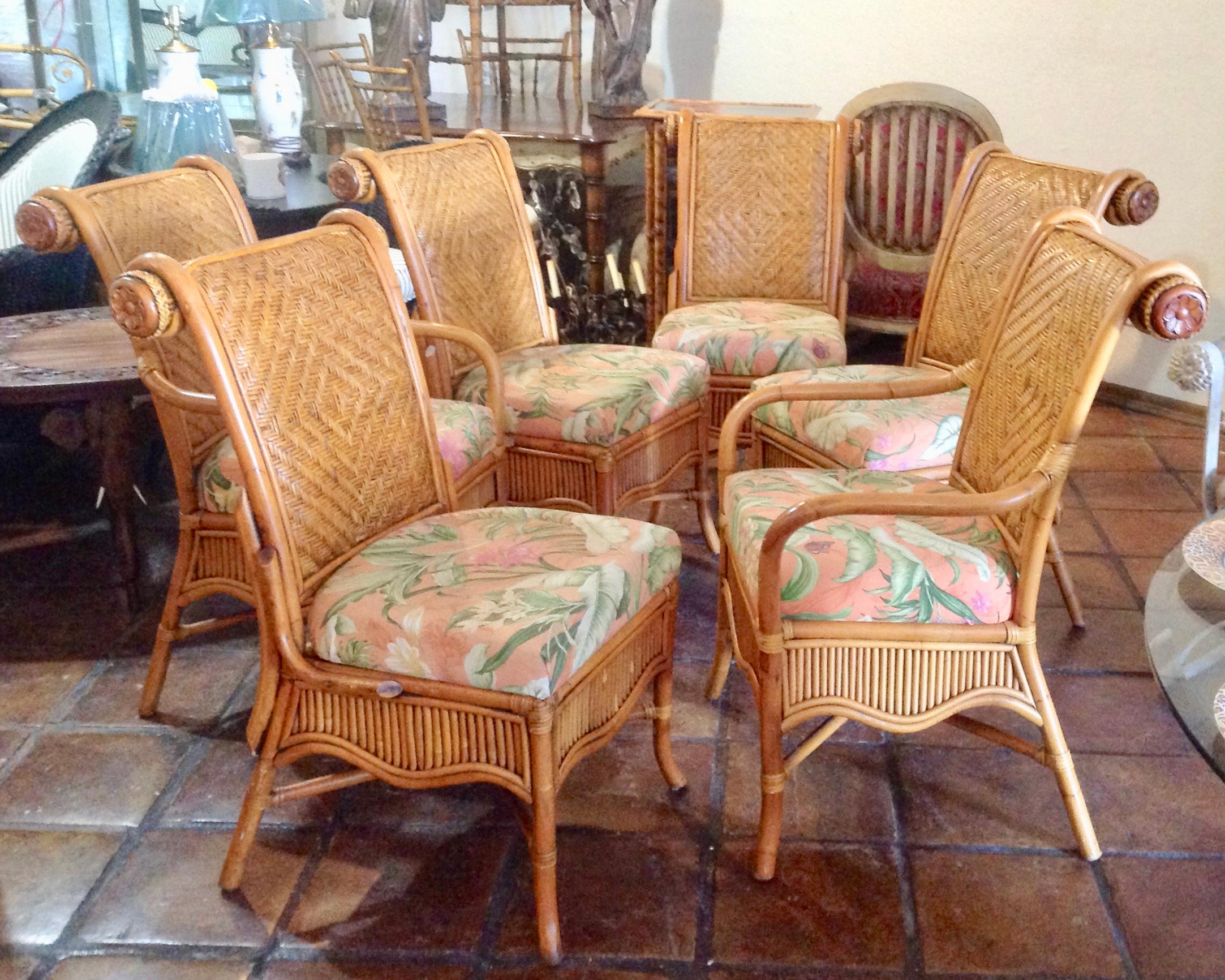 Fashioned with 2 armchairs.
Elaborate comfortable tropical design.