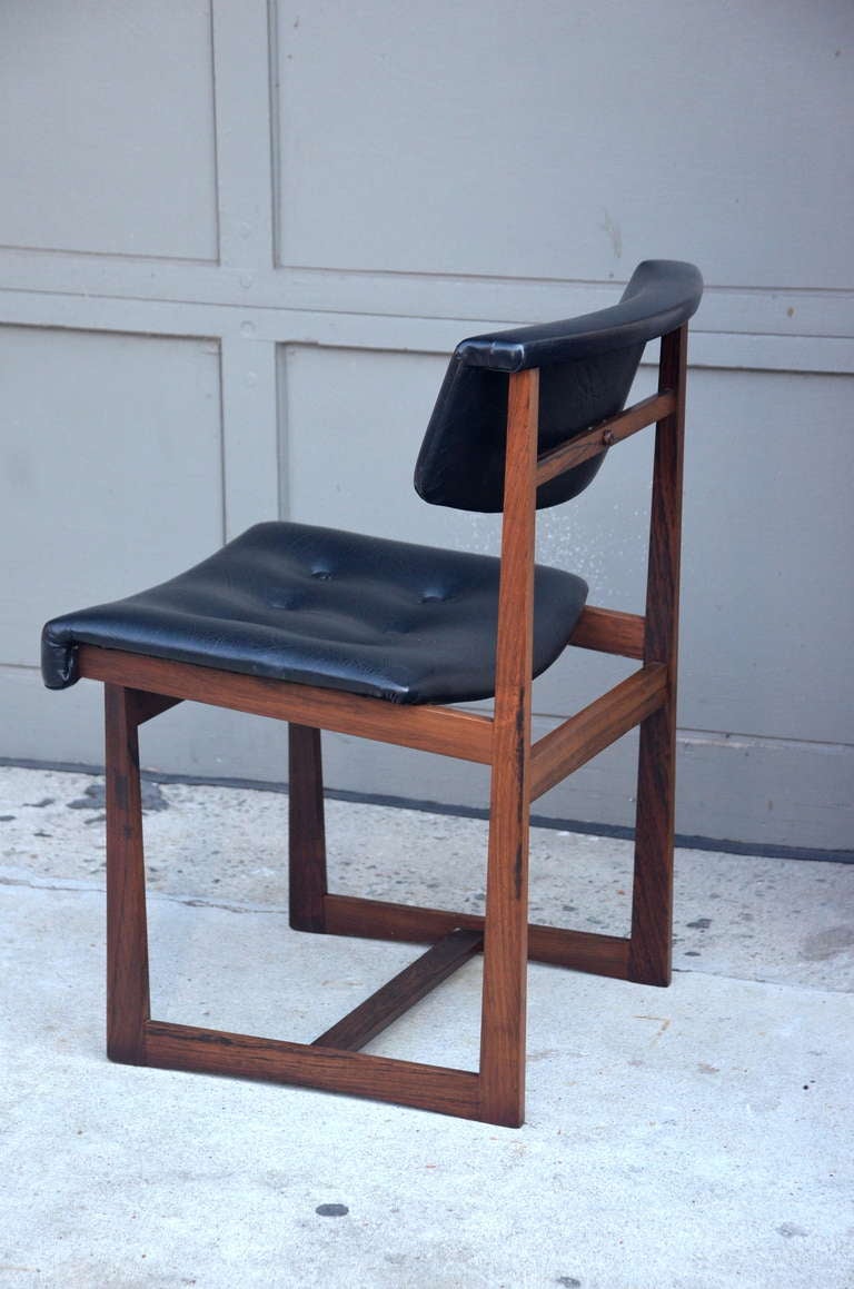 20ième siècle Ensemble de 6 chaises confortables en bois de rose brésilien en vente