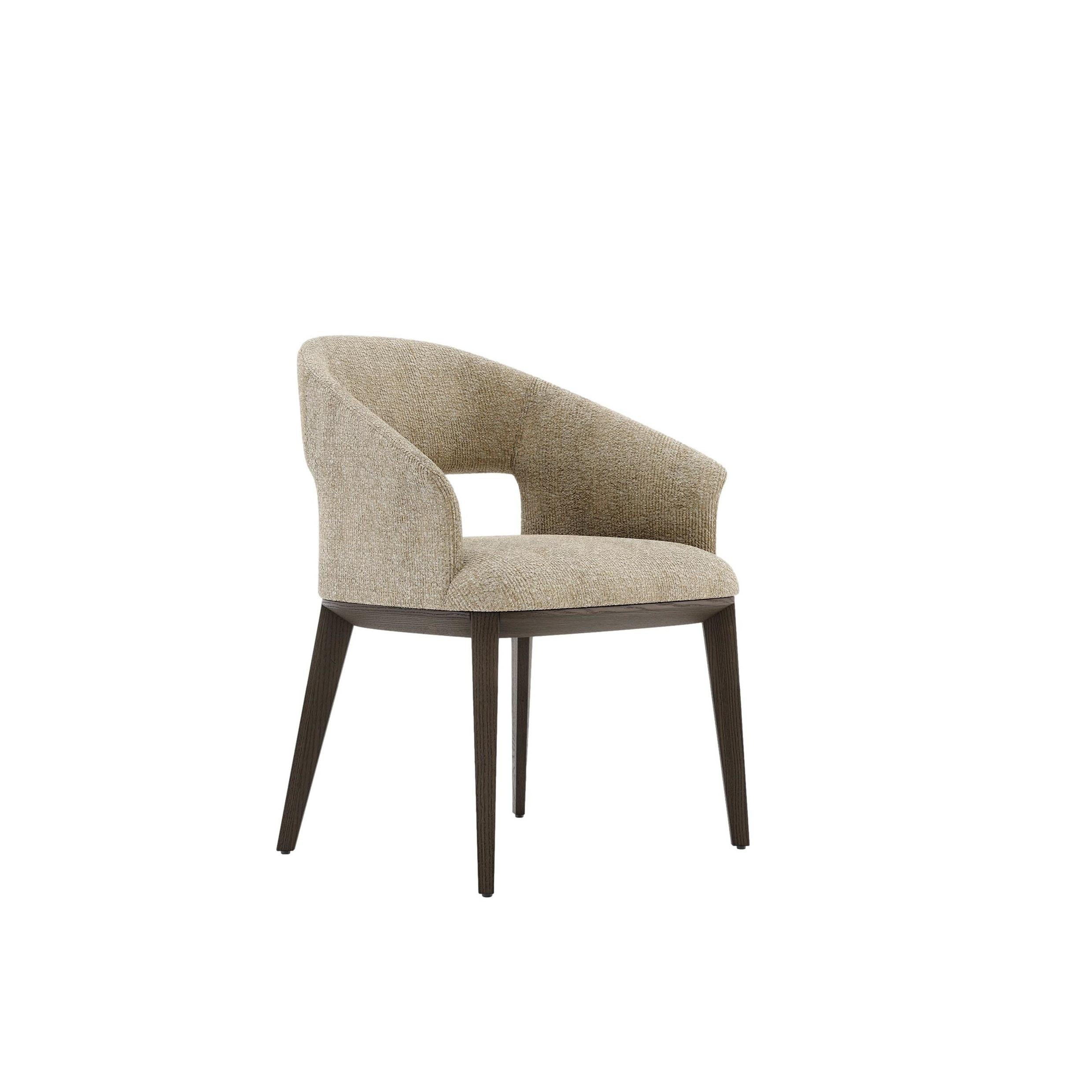 Dieser außergewöhnlich vielseitige Esszimmerstuhl fügt sich nahtlos in jede Umgebung ein, von der Wohnung bis zum Büro. Sein kühnes architektonisches Design zeichnet sich durch einen Holzrahmen mit markanten, kantig geschnittenen Beinen aus. Die