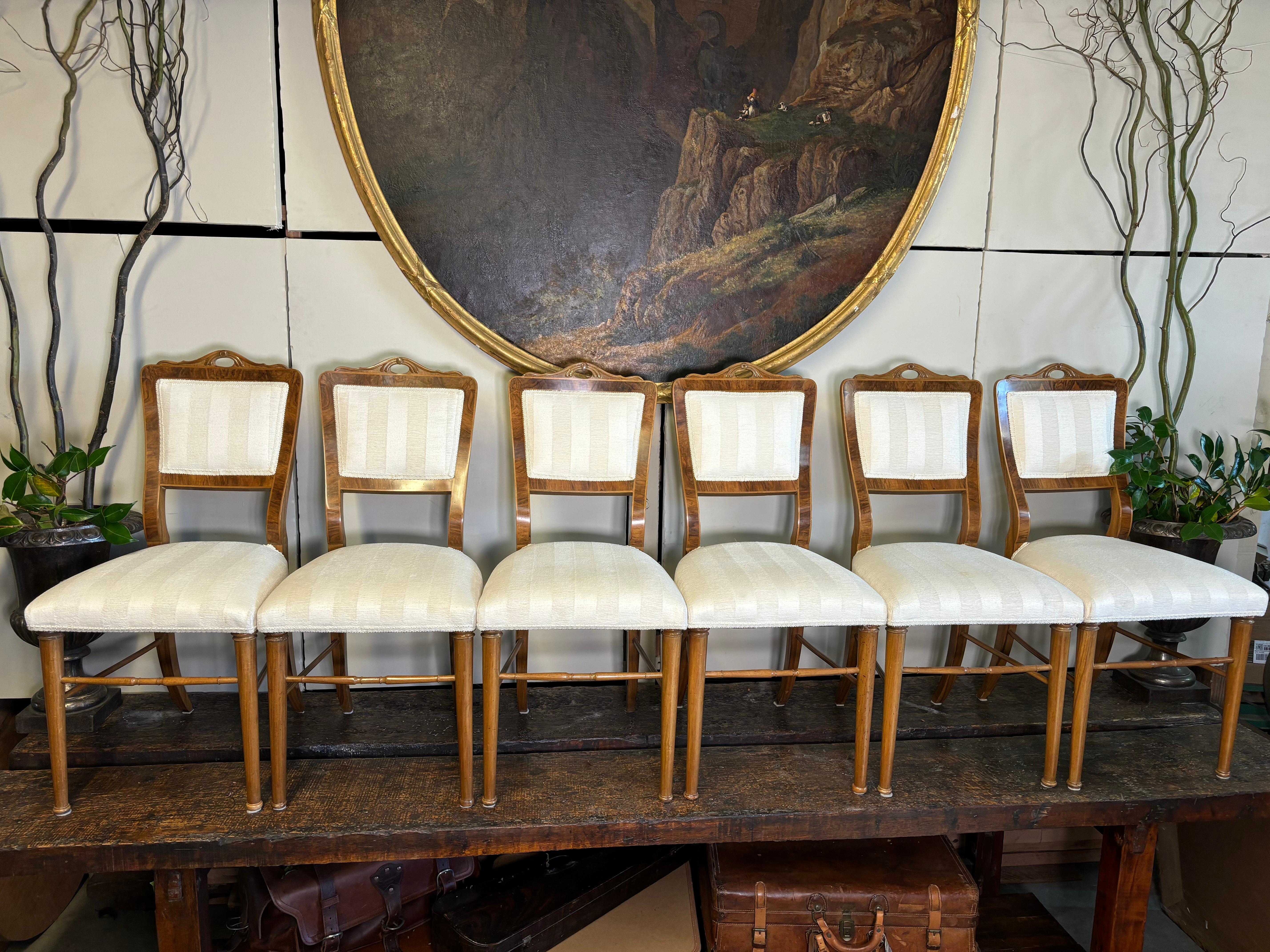 Elegantísimo y completo juego de seis piezas Biedermeier - nogal burl vienés del siglo XIX continental. 

Cada silla se eleva sobre finas patas delanteras cónicas circulares con patas cónicas cuadradas ligeramente curvadas. Hay una cruz camilla en