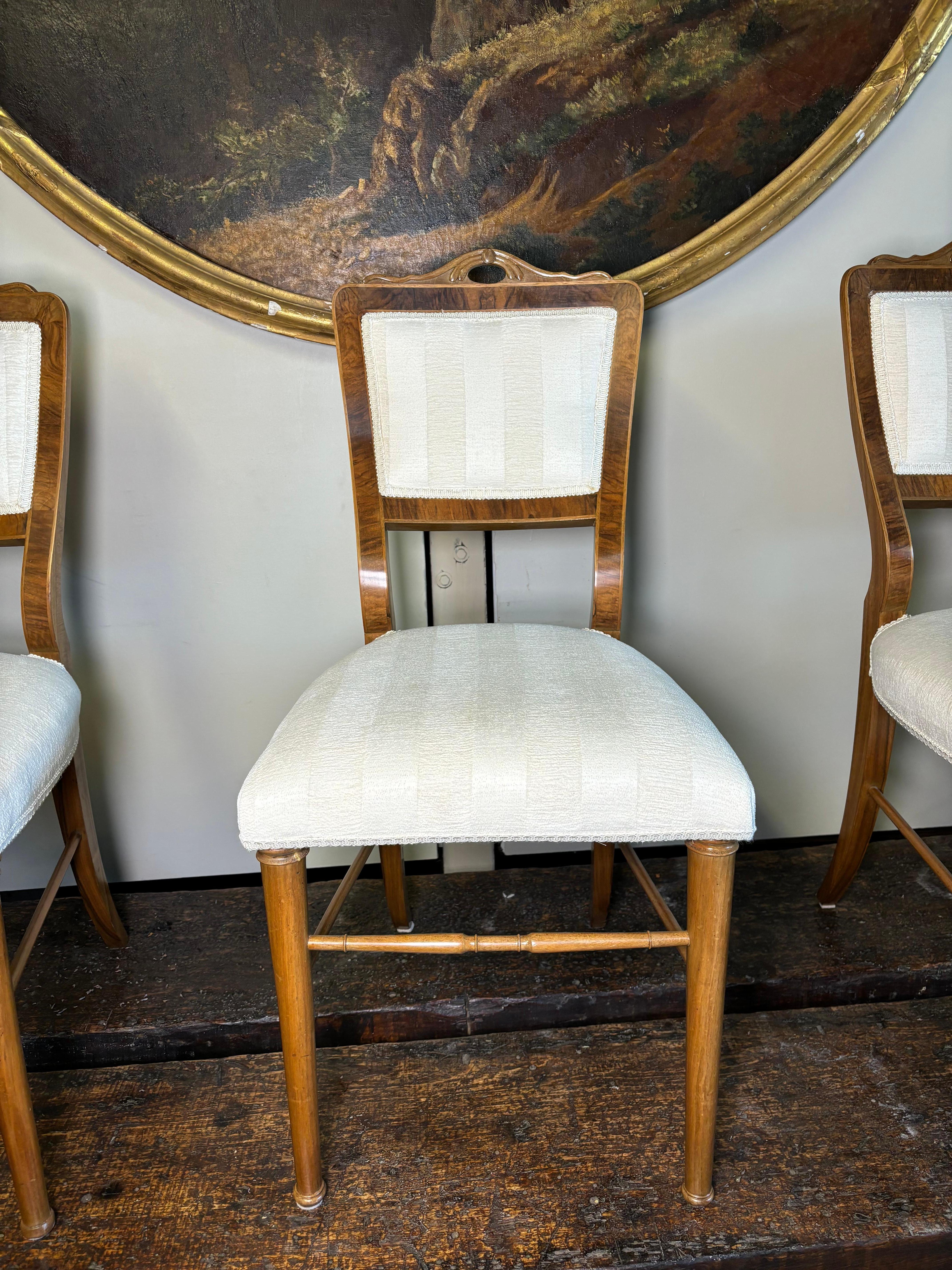 Conjunto de 6 sillas continentales de nogal vienés Biedermeier del siglo XIX Italiano en venta
