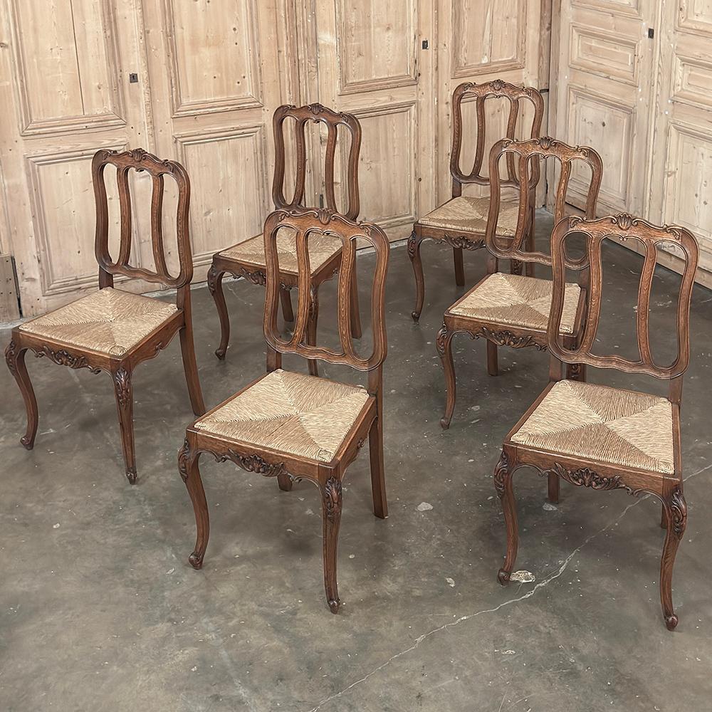 Il set di 6 sedie da pranzo Country French con sedute in giunco è il massimo per uno stile da pranzo rilassato e casual.  Realizzati a mano con telai in rovere massiccio, tutti vantano il classico schienale a forma di 