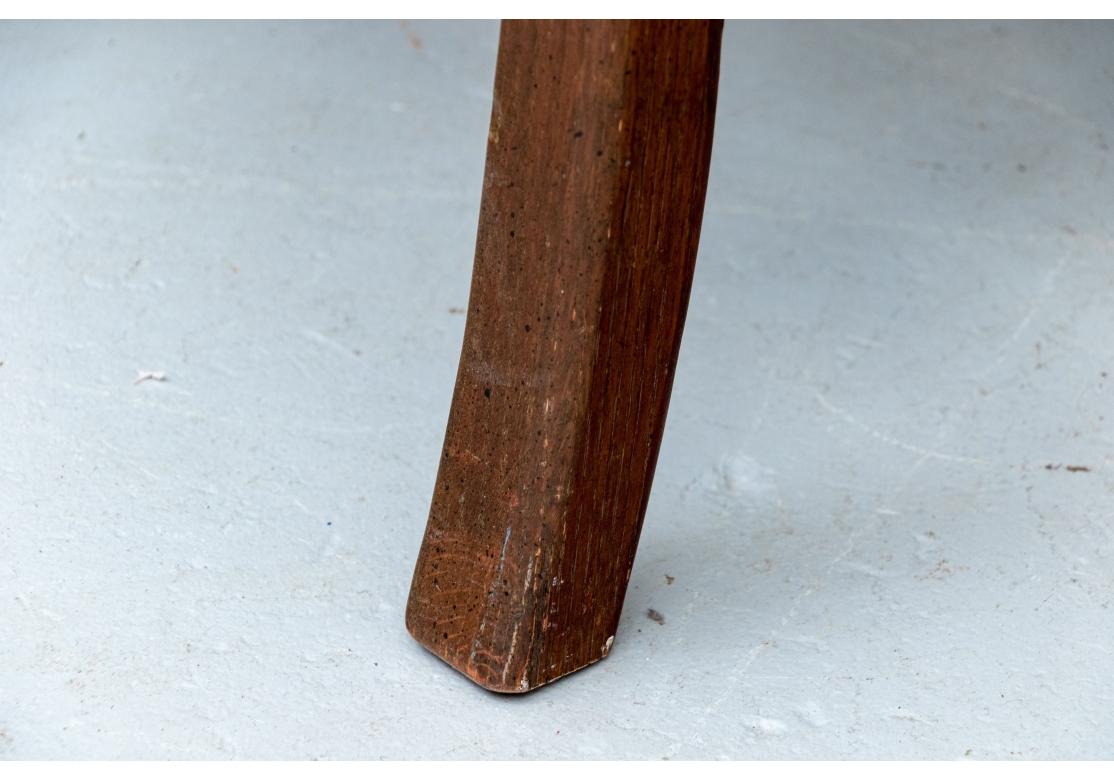 Set di 6 sedie da pranzo in stile country francese composto da 2 poltrone e 4 sedie laterali. Le sedie hanno sedili in giunco e schienali a scaletta, telaio a cassetta con allungamento tornito sul davanti e binari con linee ondulate e segni