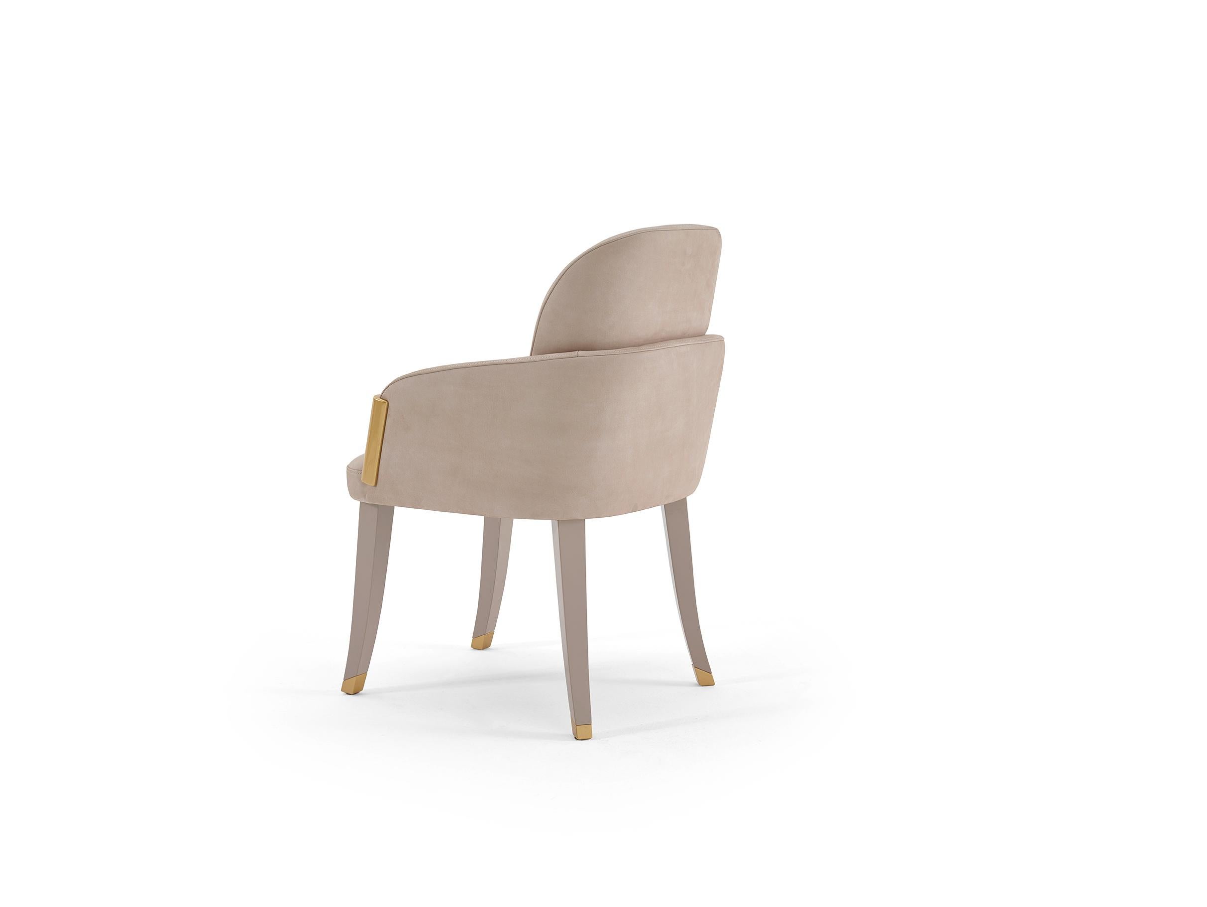 Künstlerisch handgefertigte Esszimmerstühle aus massiver Eiche in grau-beige lackiert.
Der Sessel wird mit grau-beigem Premium-Samt angeboten, der mit der Oberfläche des Gestells harmoniert.
Die Details sind in poliertem Gold lackiert.
100%